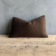 Dunkelbraunes Lendenkissen aus Wolle 12" x 20" mit Dauneneinsatz