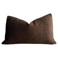 Dunkelbraunes Lendenkissen aus Wolle 12" x 20" mit Dauneneinsatz