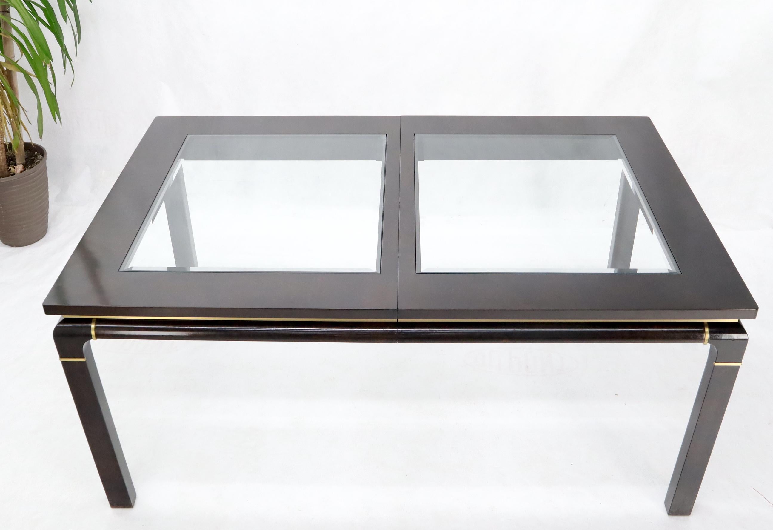 Américain Table de salle à manger en bois de ronce foncé avec plateau en verre et deux rallonges en feuilles en vente
