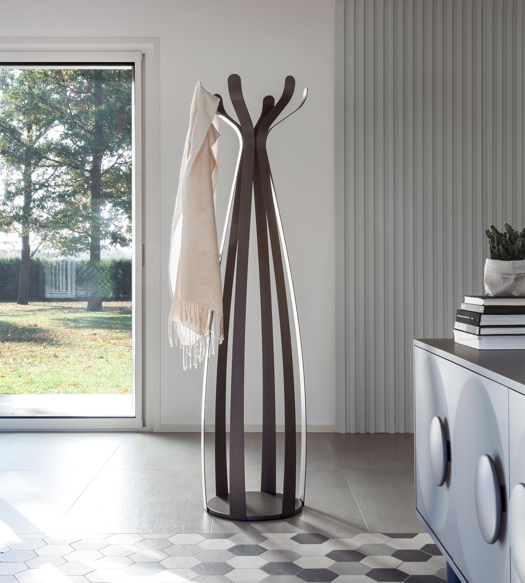 Dunkel brünierter Ficus-Garderobenständer von Morica Design
Abmessungen: T 47 x B 42 x H 175 cm
MATERIALIEN: Champagnerfarbenes Metall.

Erhältlich in champagnerfarbener oder dunkel brünierter Metalloberfläche. Bitte kontaktieren Sie
