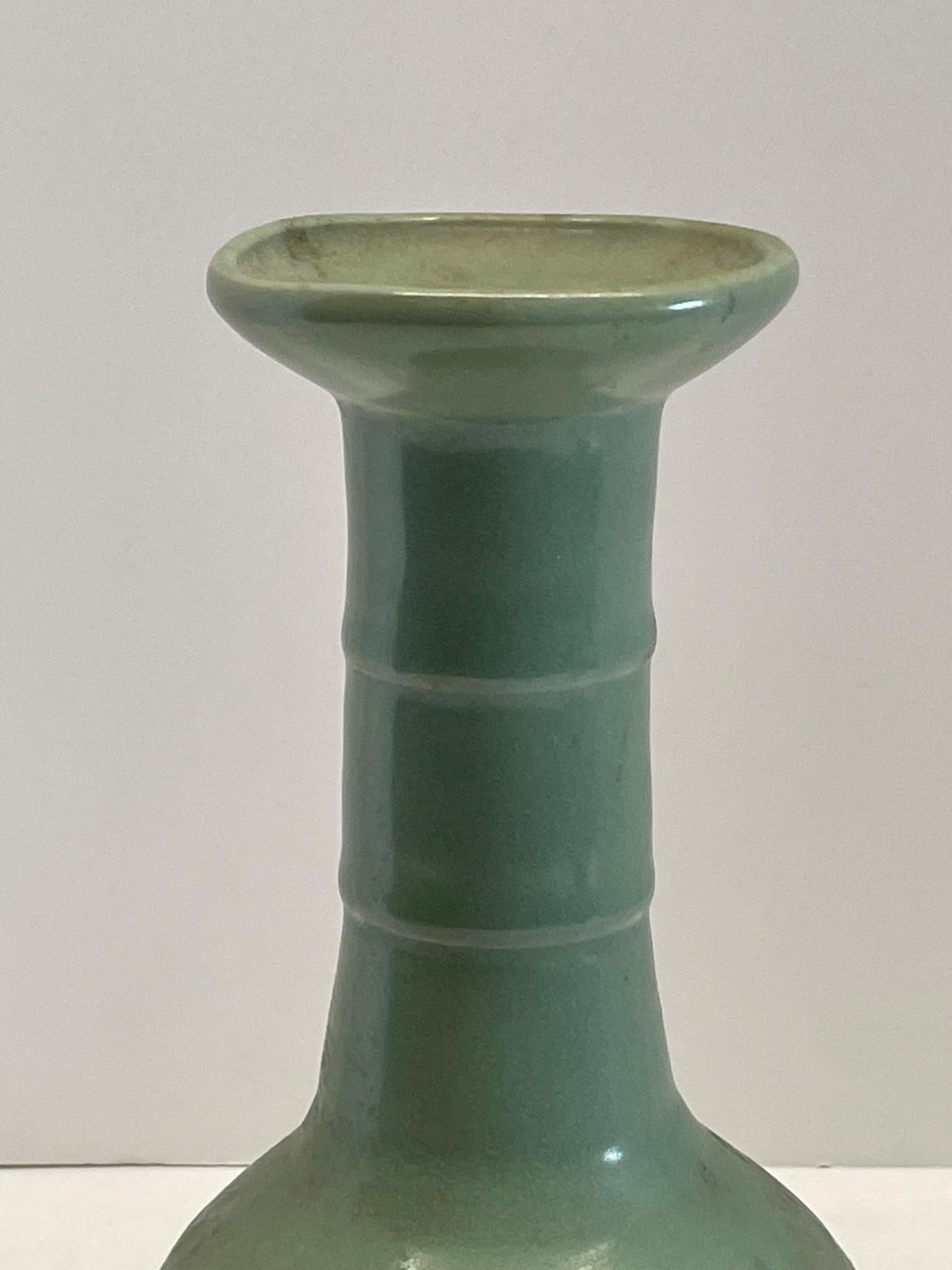 Vaso cinese contemporaneo in ceramica con smalto celadon scuro.
Dettagli a coste orizzontali sul collo tubolare.
Ne sono disponibili diversi.