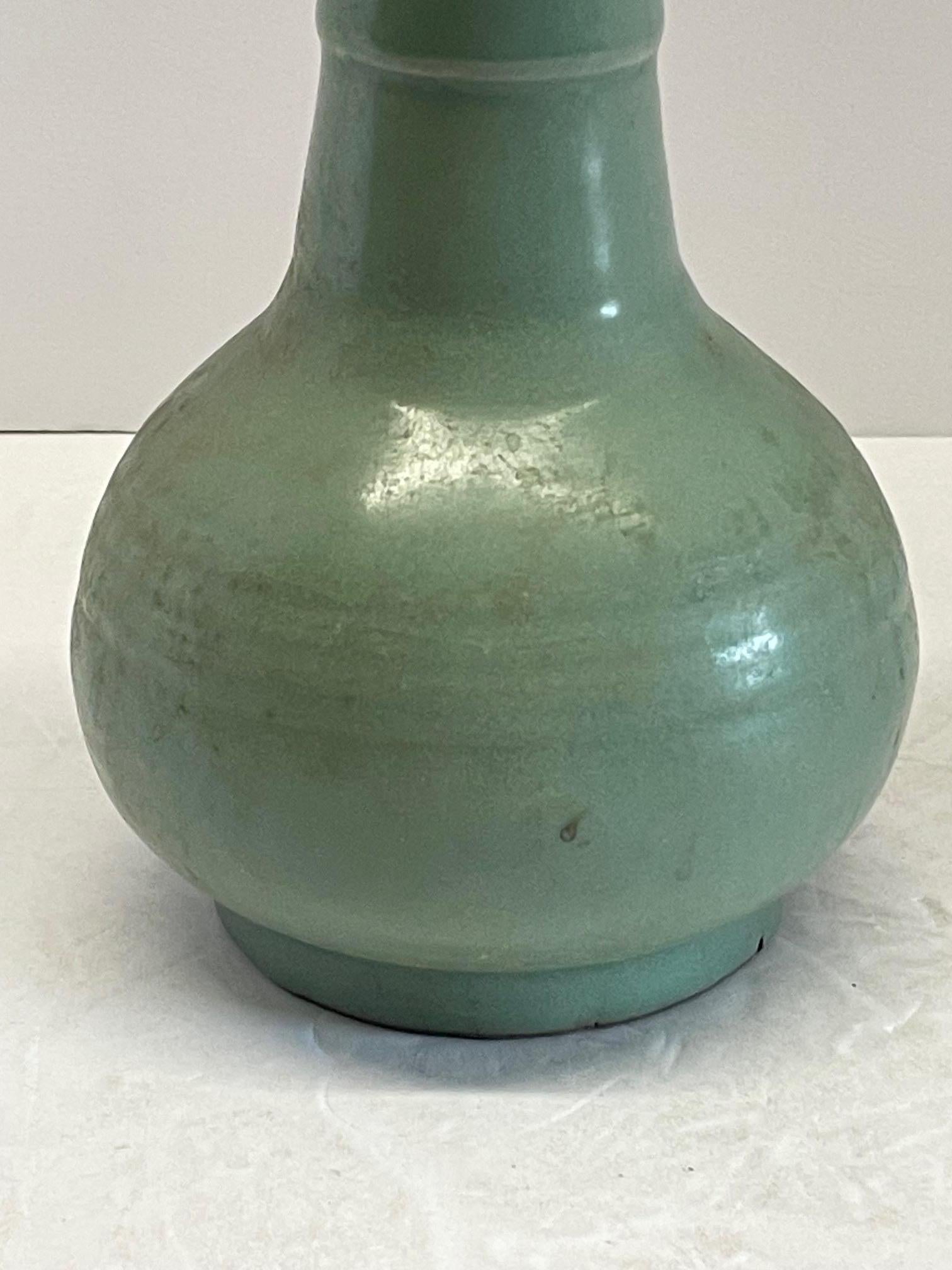 Cinese Vaso a collo alto in ceramica con smalto celadon scuro, Cina, Contemporaneo in vendita
