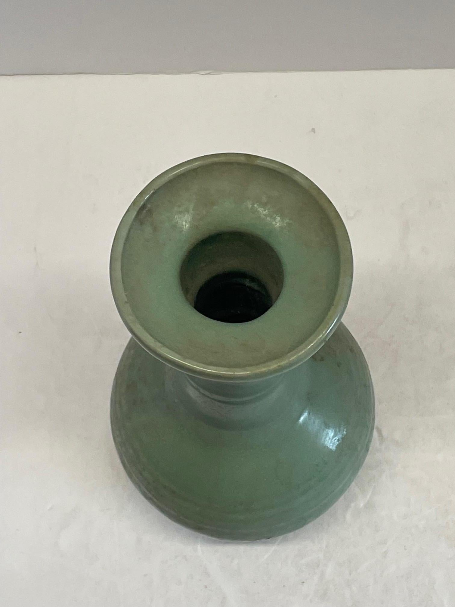 Vaso a collo alto in ceramica con smalto celadon scuro, Cina, Contemporaneo In condizioni Nuovo in vendita a New York, NY