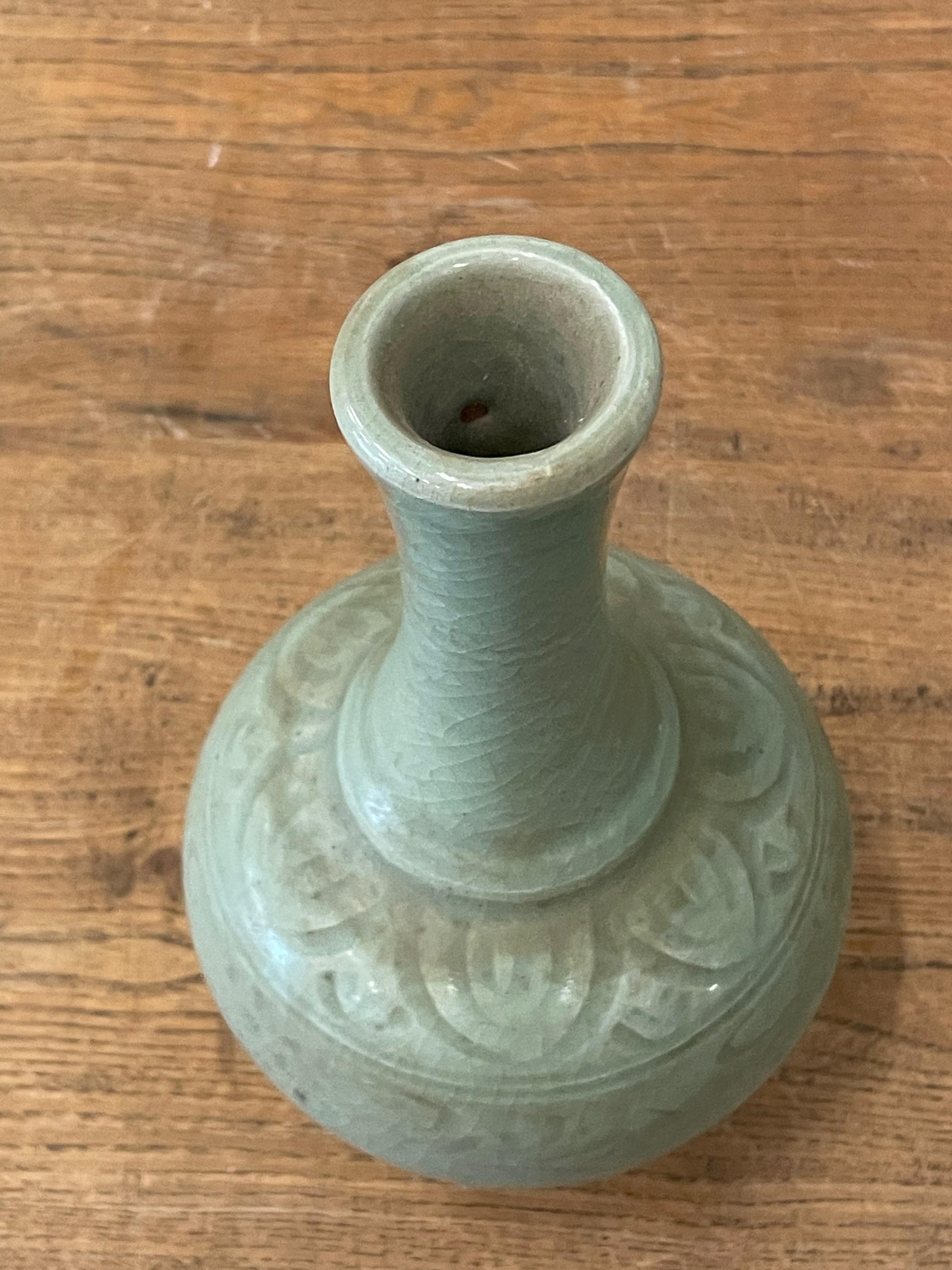 Vaso cinese contemporaneo con smalto celadon scuro.
Forma a tulipano con motivo complessivo.
Fa parte di una collezione.