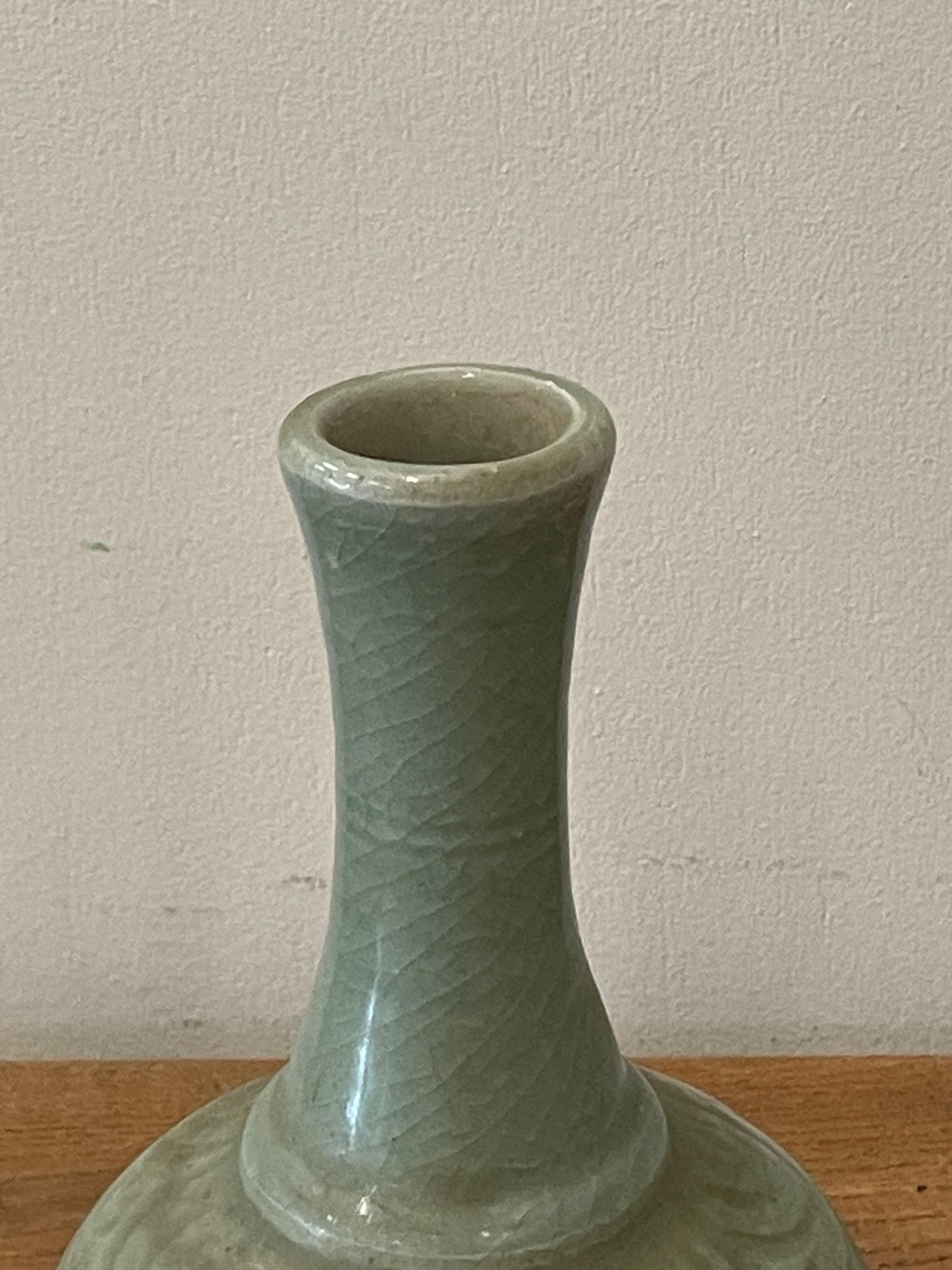 Vaso a forma di tulipano con smalto Celedon scuro, Cina, Contemporaneo In condizioni Nuovo in vendita a New York, NY