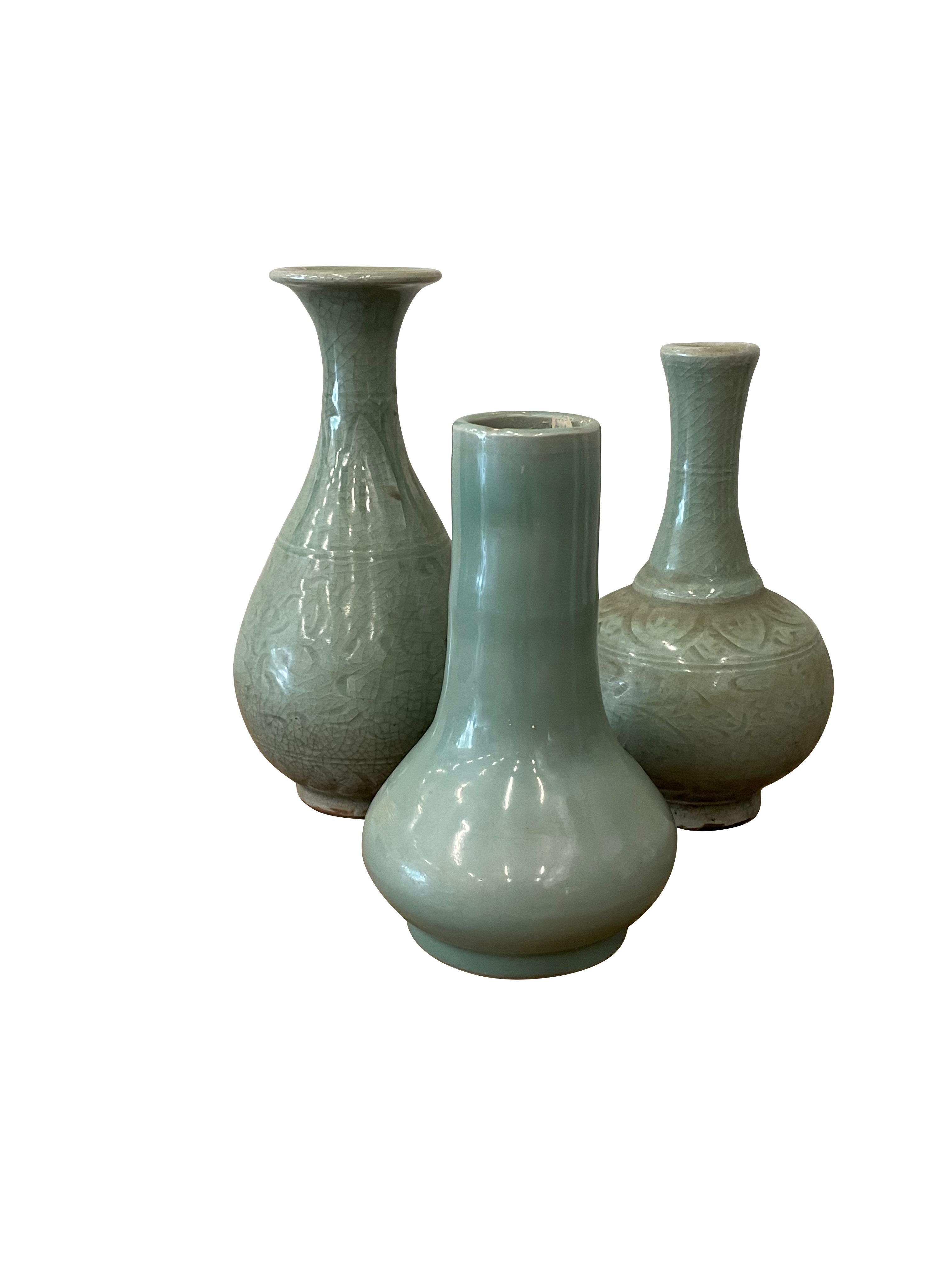 Ceramica Vaso a forma di tulipano con smalto Celedon scuro, Cina, Contemporaneo in vendita