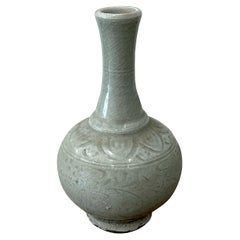 Jarrón con diseño general en forma de tulipán de esmalte celedón oscuro, China, Contemporáneo