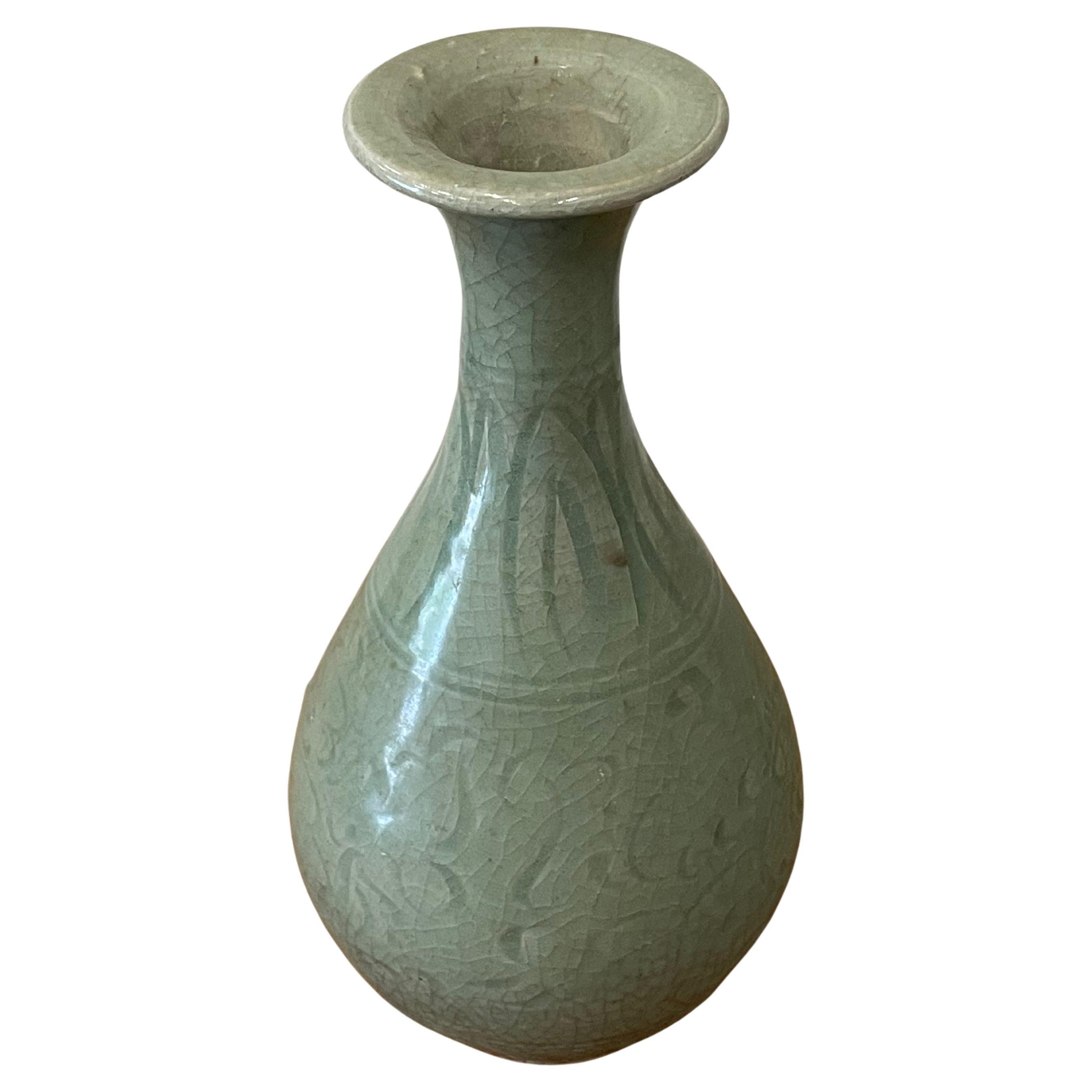 Vaso a forma di tulipano con motivo complessivo in Celedon scuro, Cina, Contemporaneo