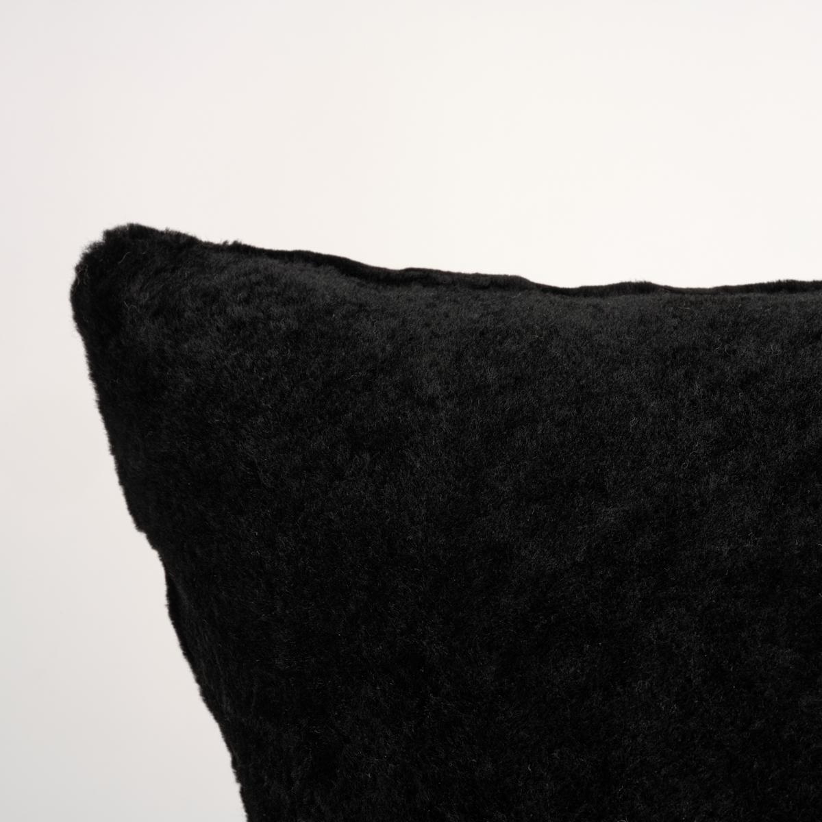 This shearling cushion fits perfectly into any type of décor, yet it impresses as soon as it is touched.

This is a cushion that is made to be used and enjoyed to the full.

Our Big Cushions, Plaid and Throws will be delivered in our luxury Muchi