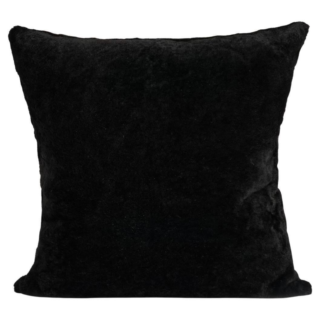 Schwarzes Kissen aus geschorenem Schafsleder und Schafsfell von Muchi Decor, hergestellt in Italien im Angebot