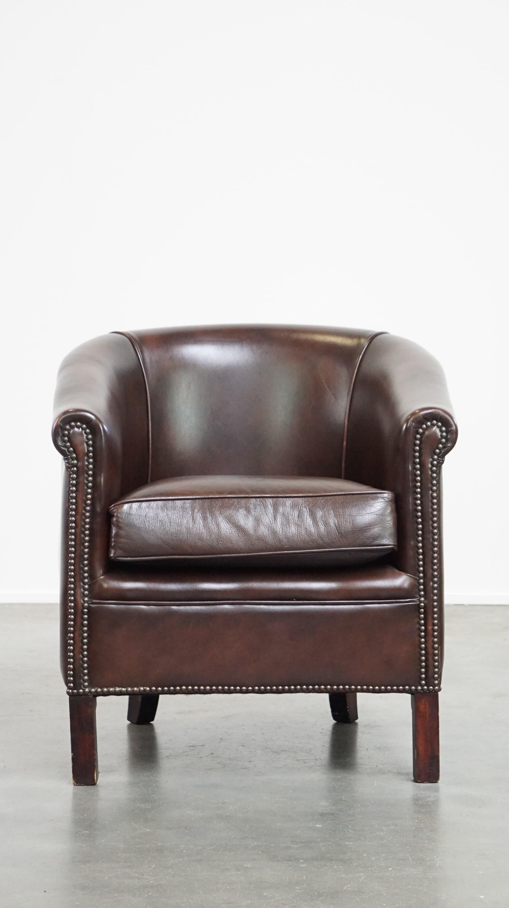 This subtle, charming, and comfortable cowhide club chair fits easily into almost any space. It is a real eye-catcher, perfect for relaxing after a long day, whether it be in a classic or modern interior. It features a removable seat cushion and has