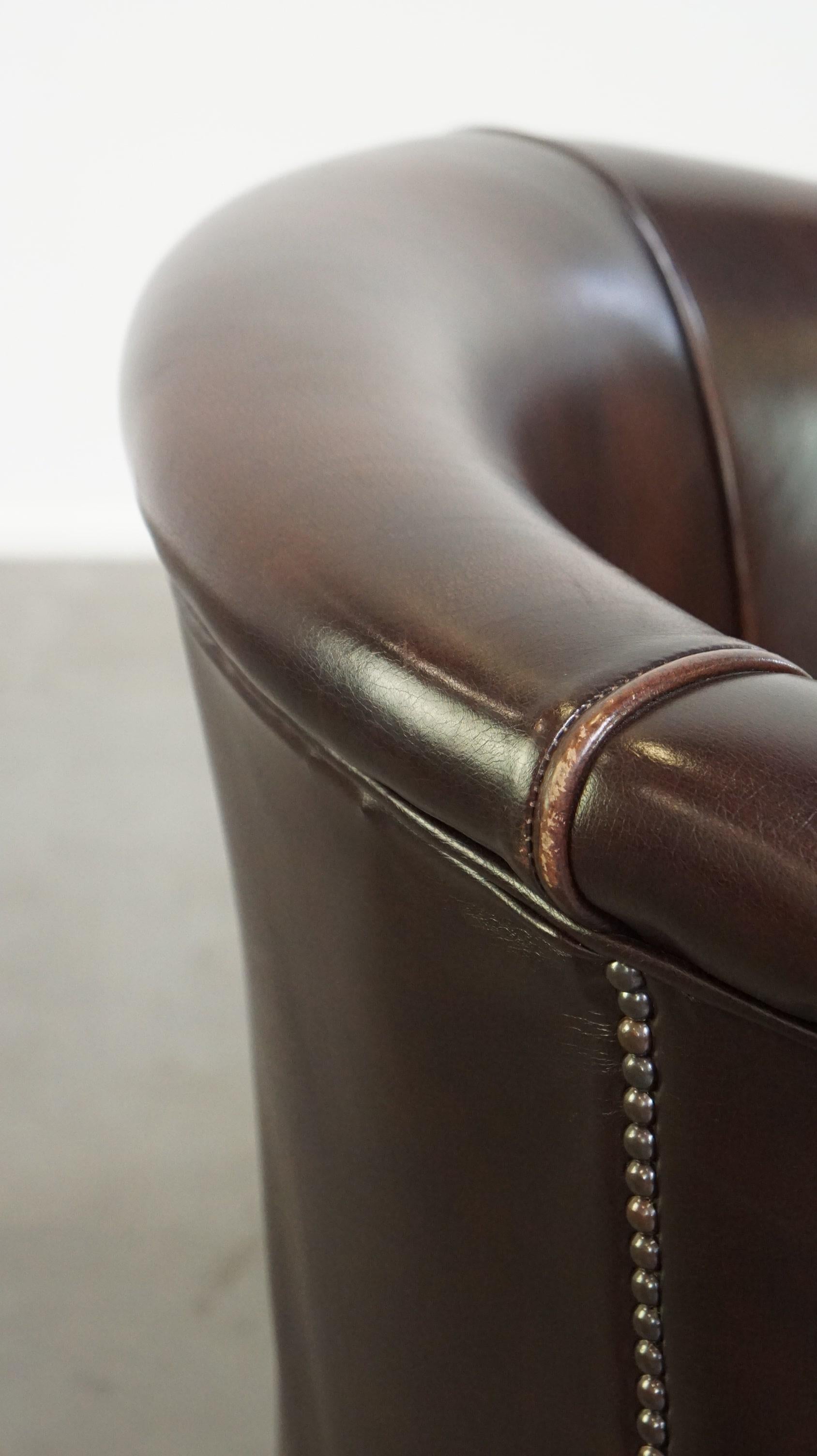 Dark cowhide club chair in English style For Sale 2