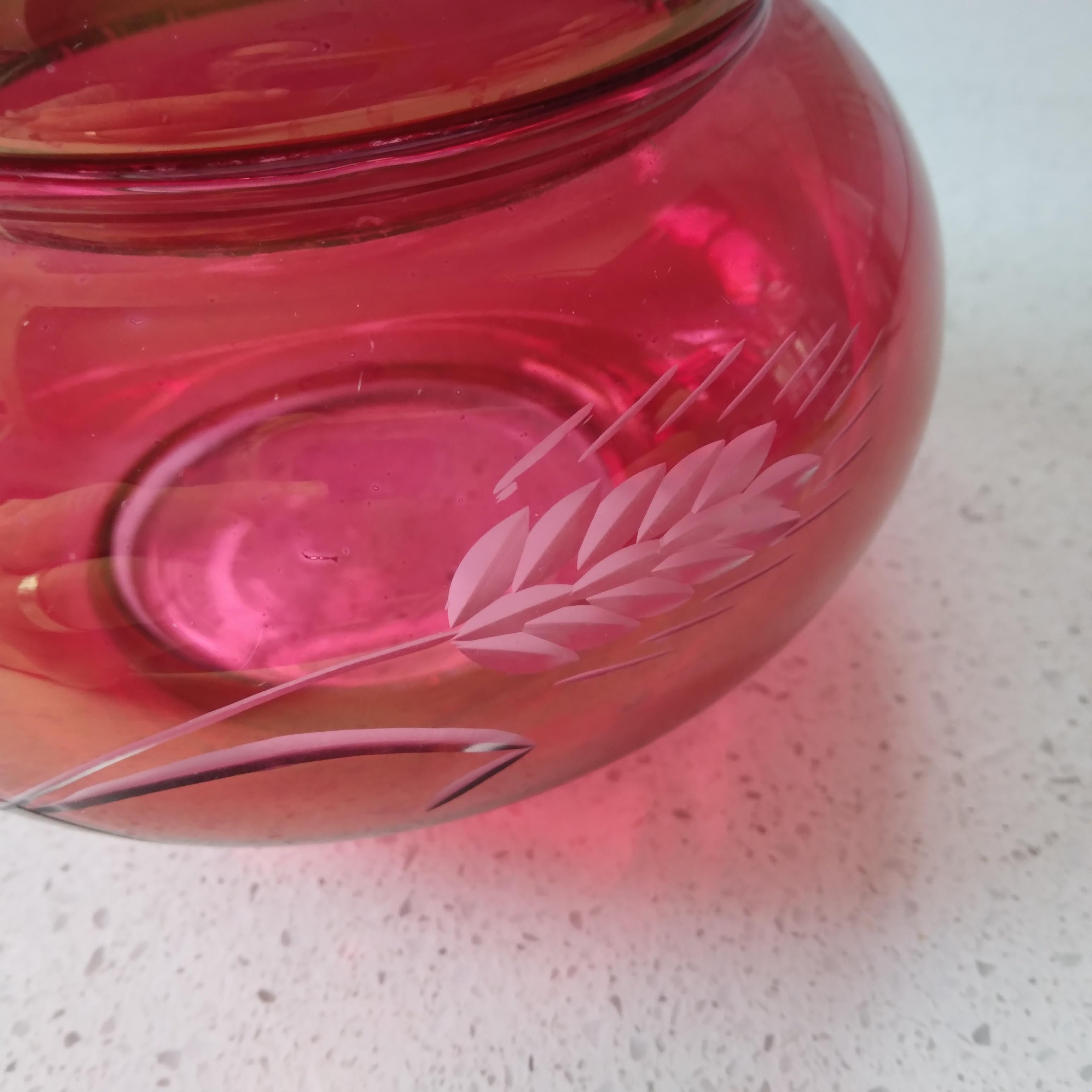 Art déco Plat à bonbons rose canneberge foncé avec couvercle - Design blé en vente