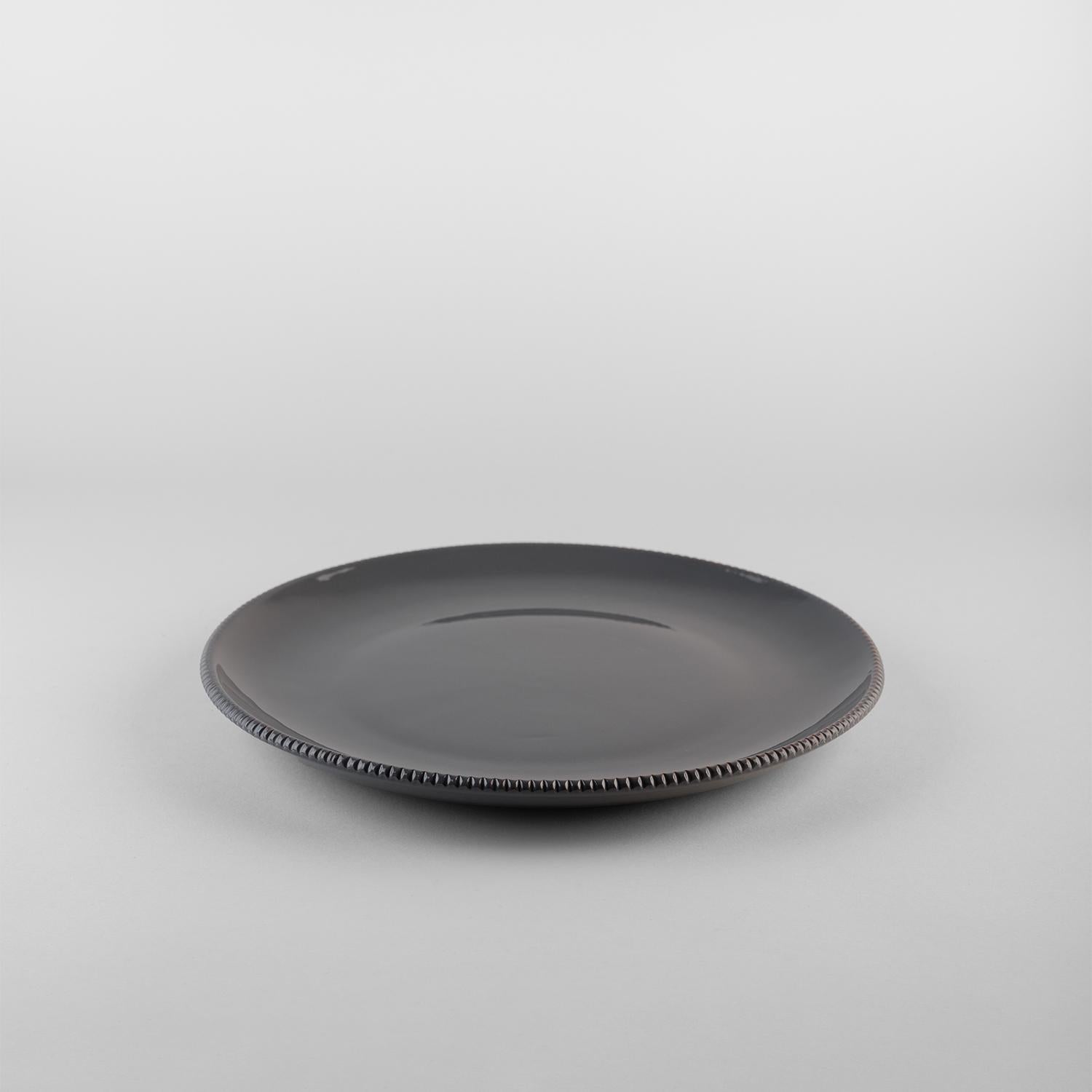 Platos almenados oscuros: Sopa, soporte, plato auxiliar para 4 Hecho a mano en Italia 2024 en Nuevo estado para la venta en San Miniato PI, IT