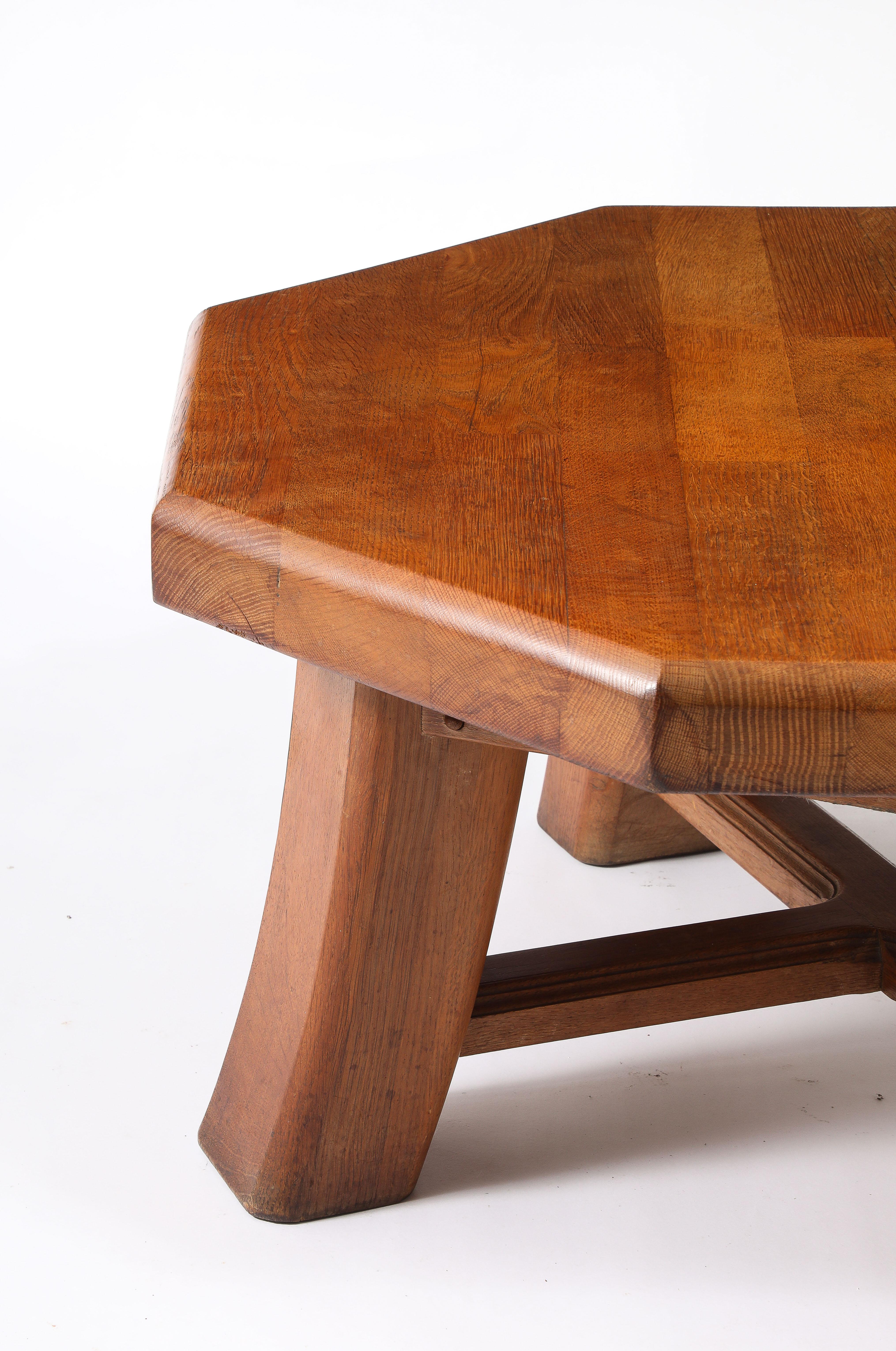 Tavolo in olmo massiccio con un piano spesso su grandi gambe ricurve unite da una barella a X, patina molto bella
