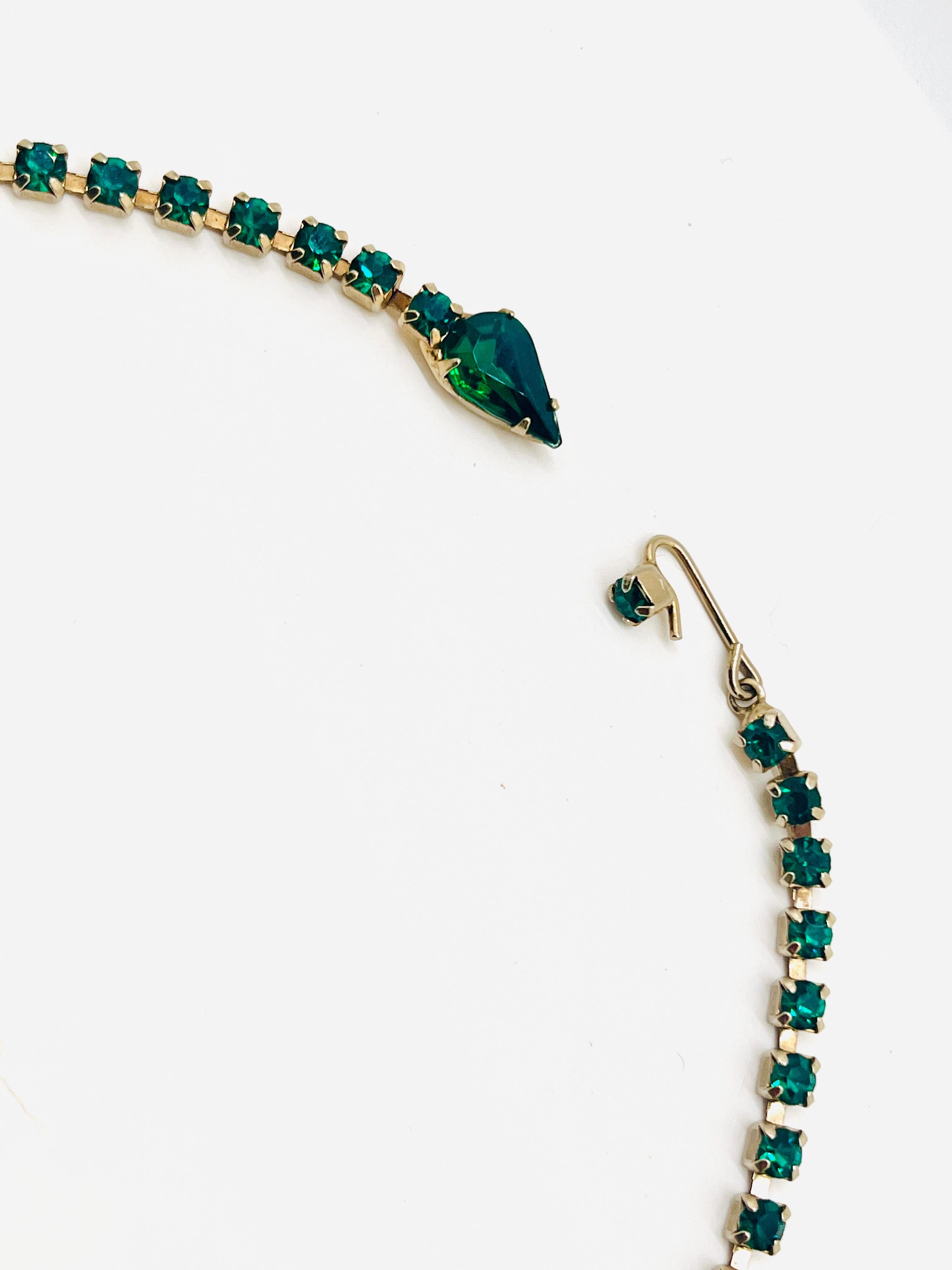 Collana con motivo floreale in strass di colore verde smeraldo scuro del Midcentury in vendita 4