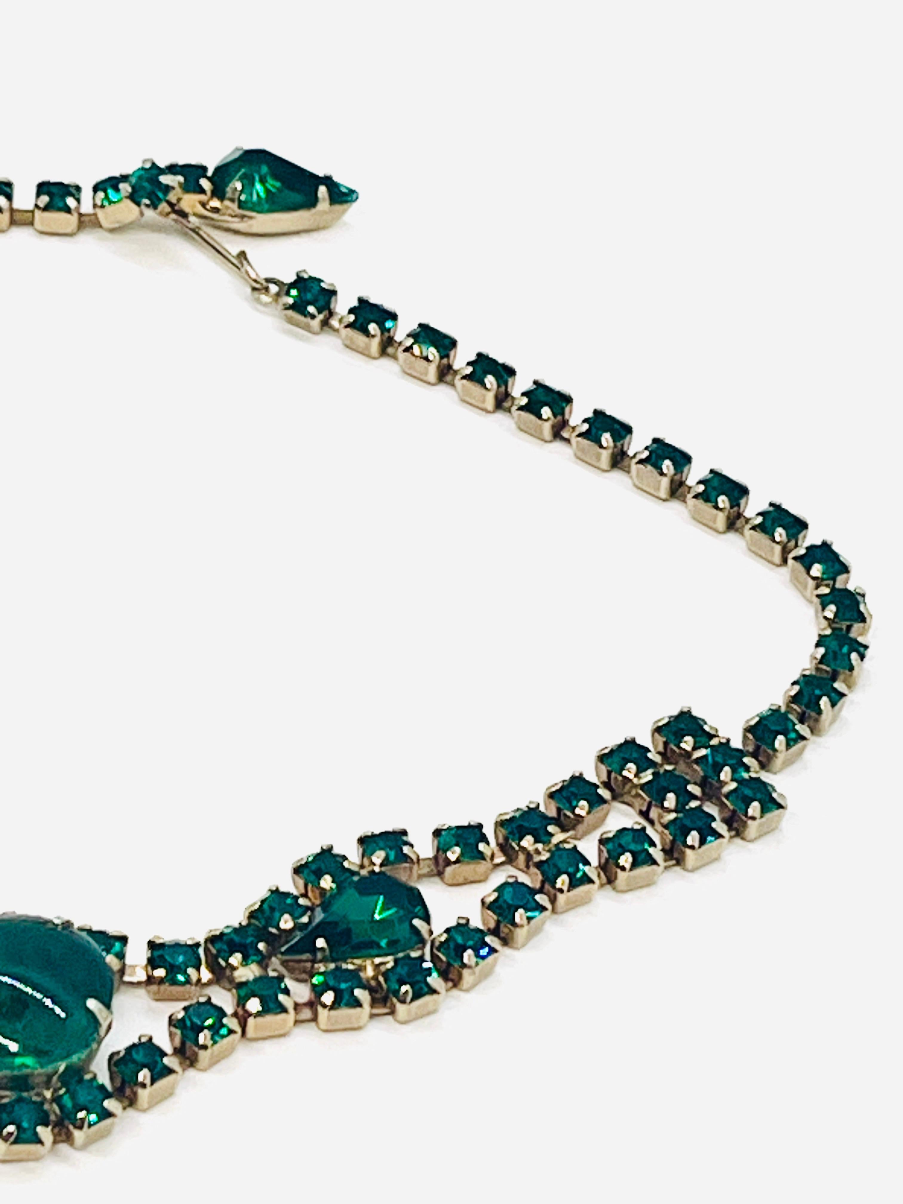 Collana con motivo floreale in strass di colore verde smeraldo scuro del Midcentury in vendita 5