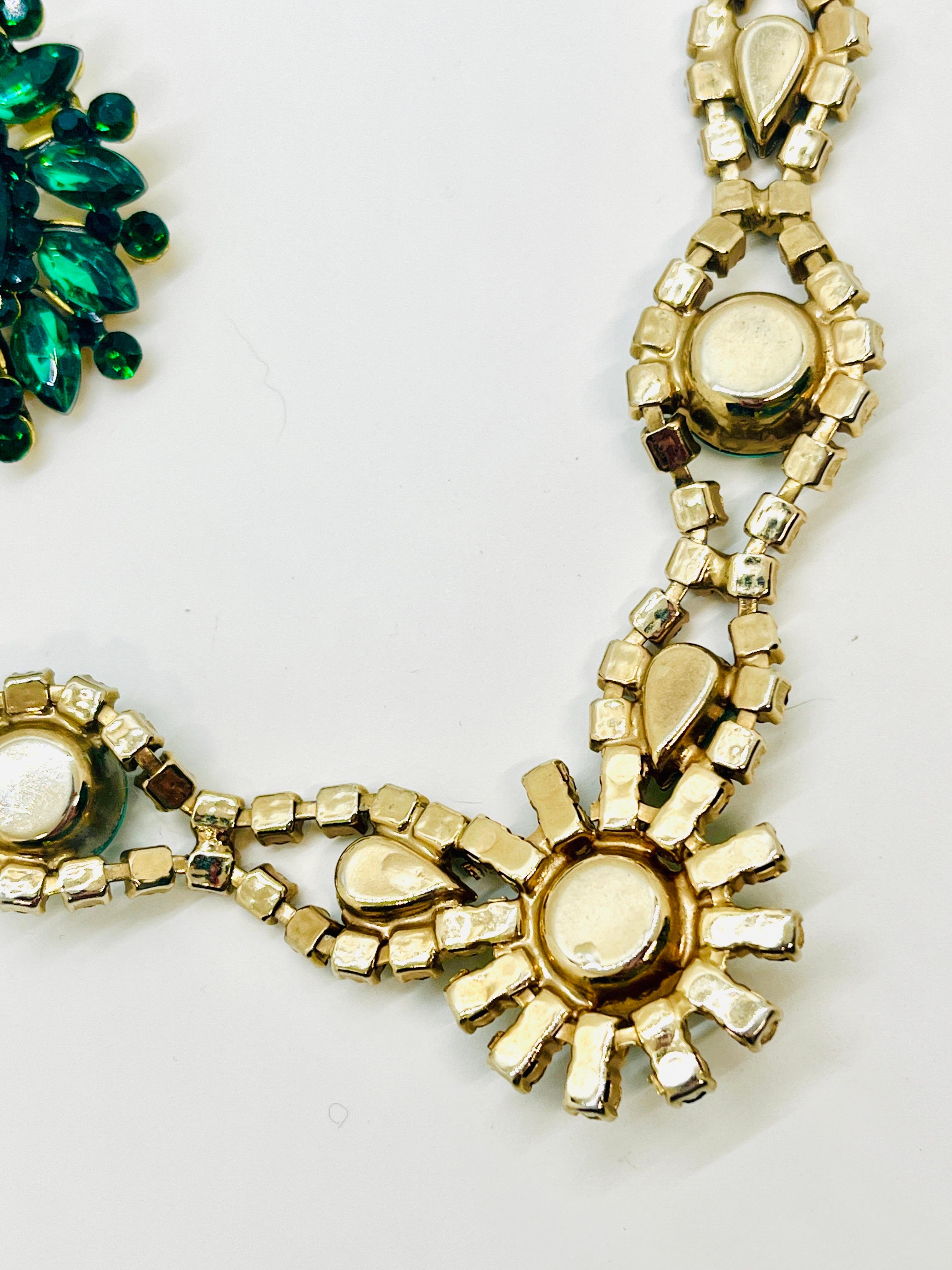 Cabochon Collana con motivo floreale in strass di colore verde smeraldo scuro del Midcentury in vendita