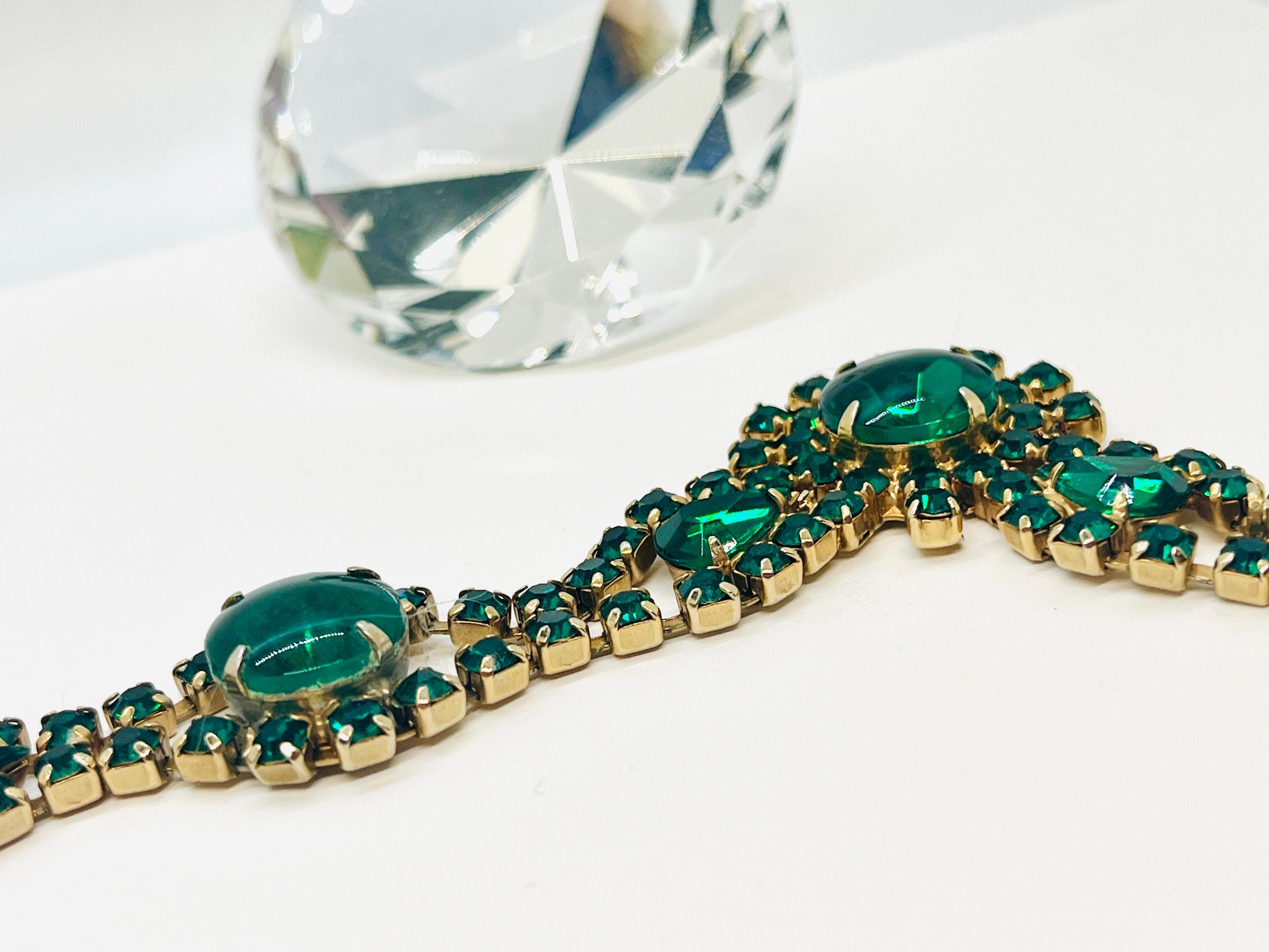 Collana con motivo floreale in strass di colore verde smeraldo scuro del Midcentury In condizioni buone in vendita a Lynnwood, WA