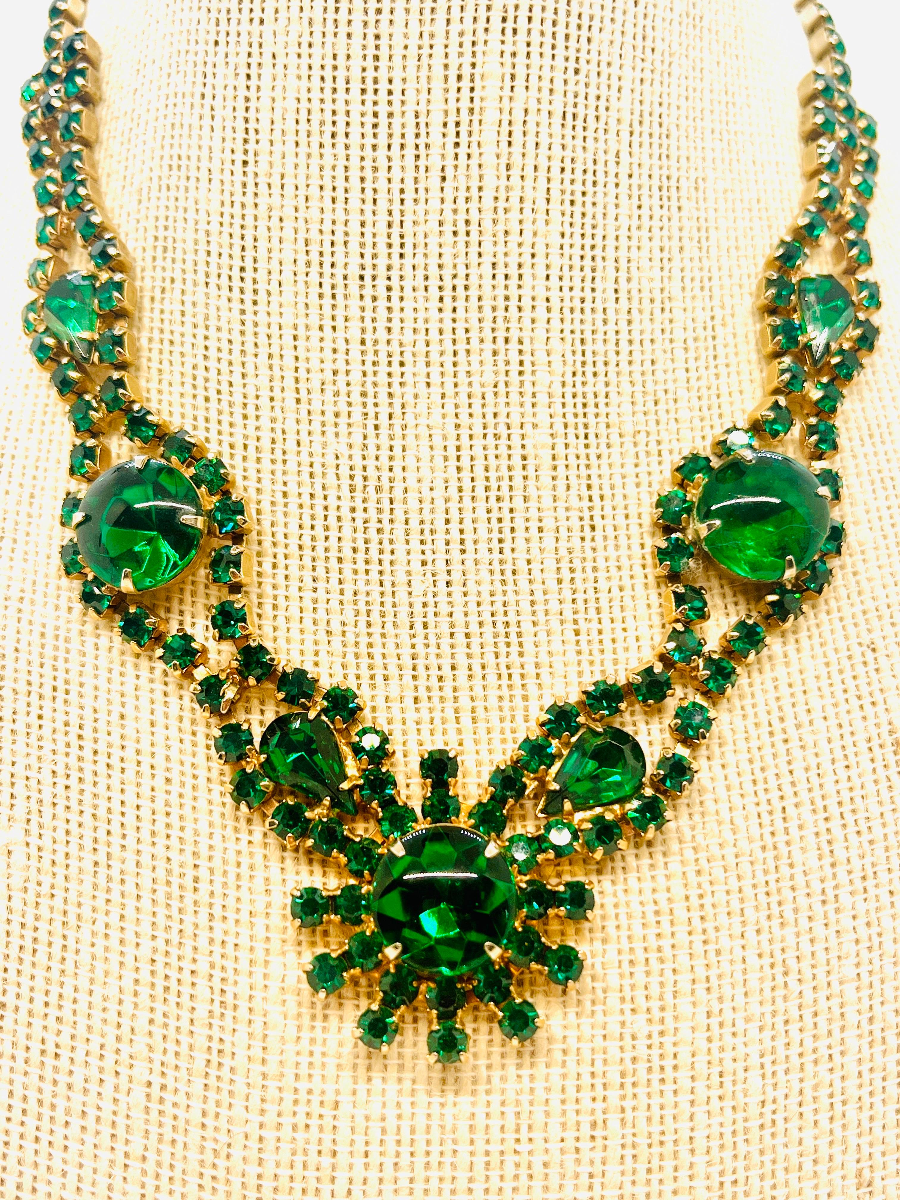 Donna Collana con motivo floreale in strass di colore verde smeraldo scuro del Midcentury in vendita