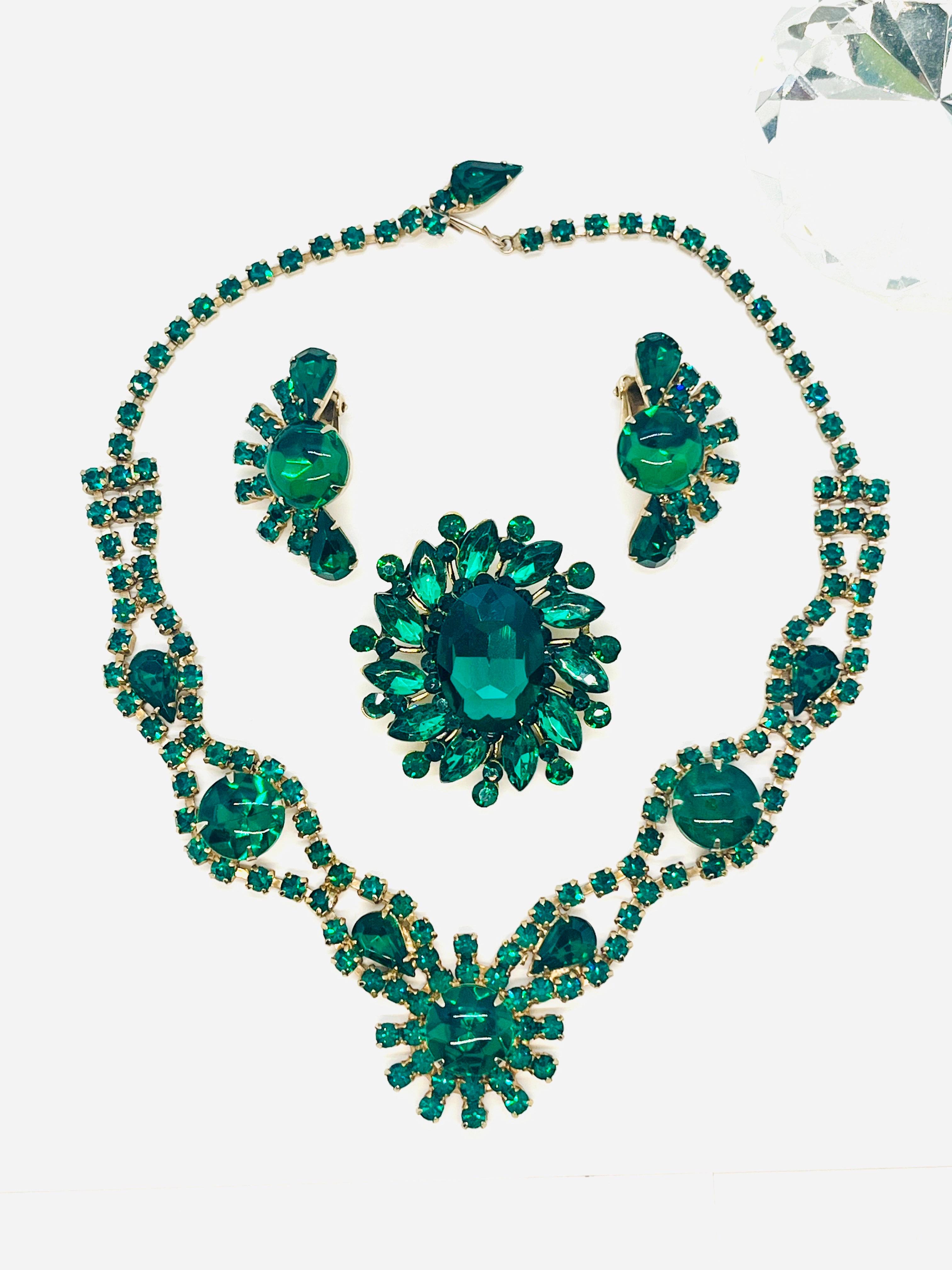 Collana con motivo floreale in strass di colore verde smeraldo scuro del Midcentury in vendita 1