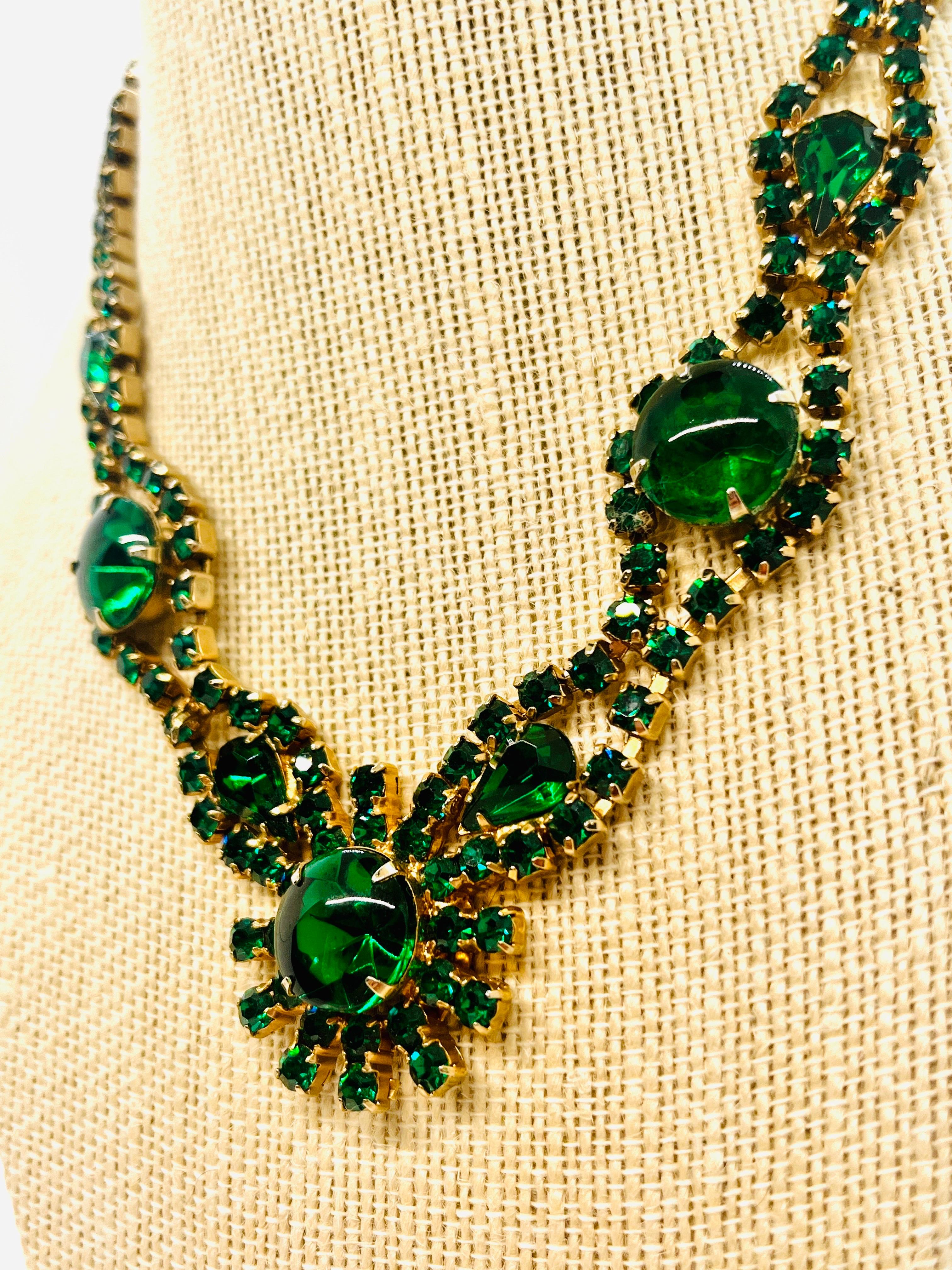 Collana con motivo floreale in strass di colore verde smeraldo scuro del Midcentury in vendita 2