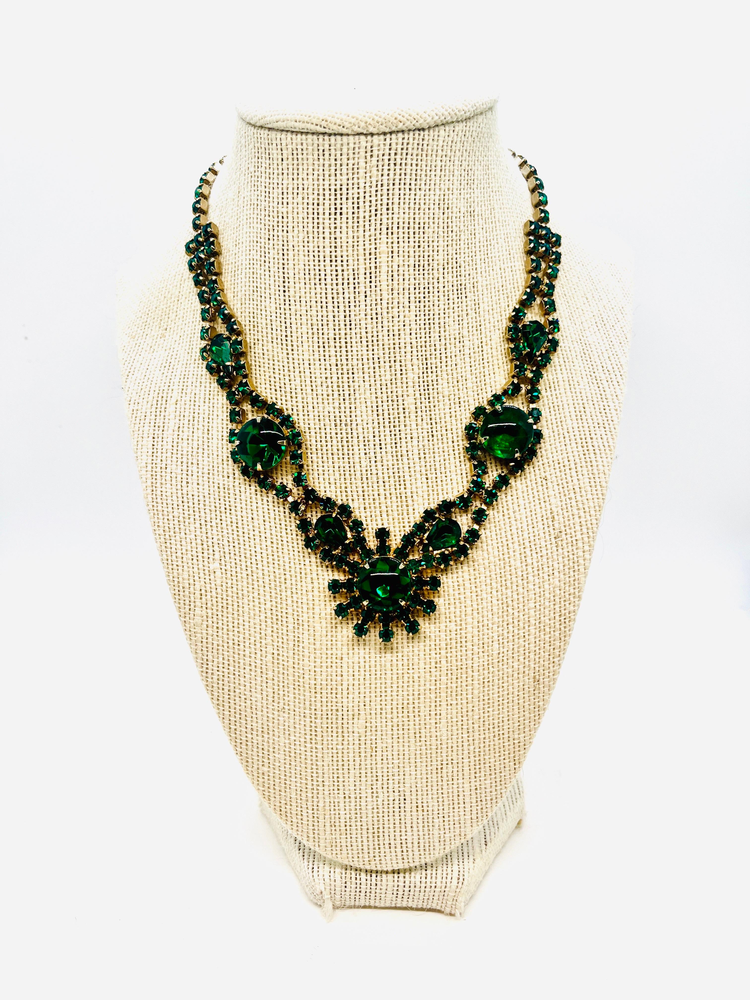 Collana con motivo floreale in strass di colore verde smeraldo scuro del Midcentury in vendita 3