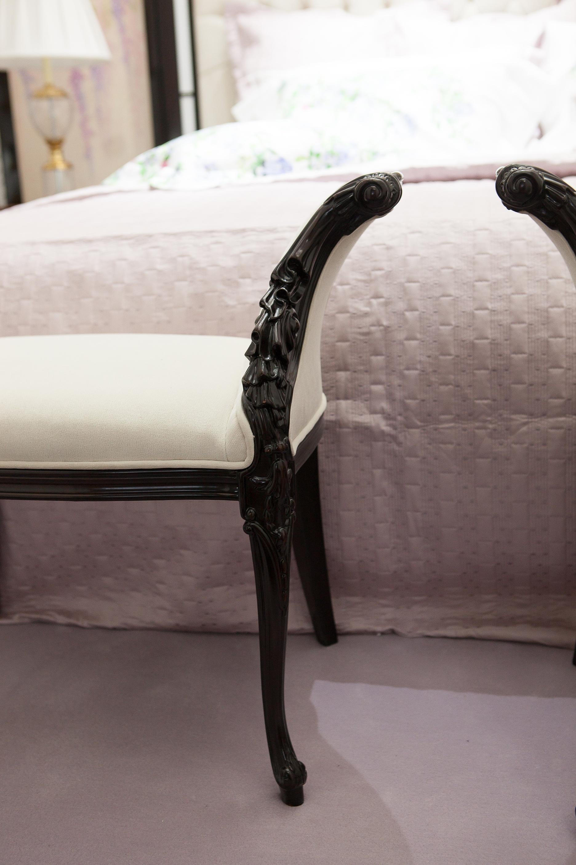 Pouf in legno massiccio intagliato con finitura scura in stile neoclassico, rivestimento in Fabrice In condizioni Nuovo in vendita a Hong Kong, HK