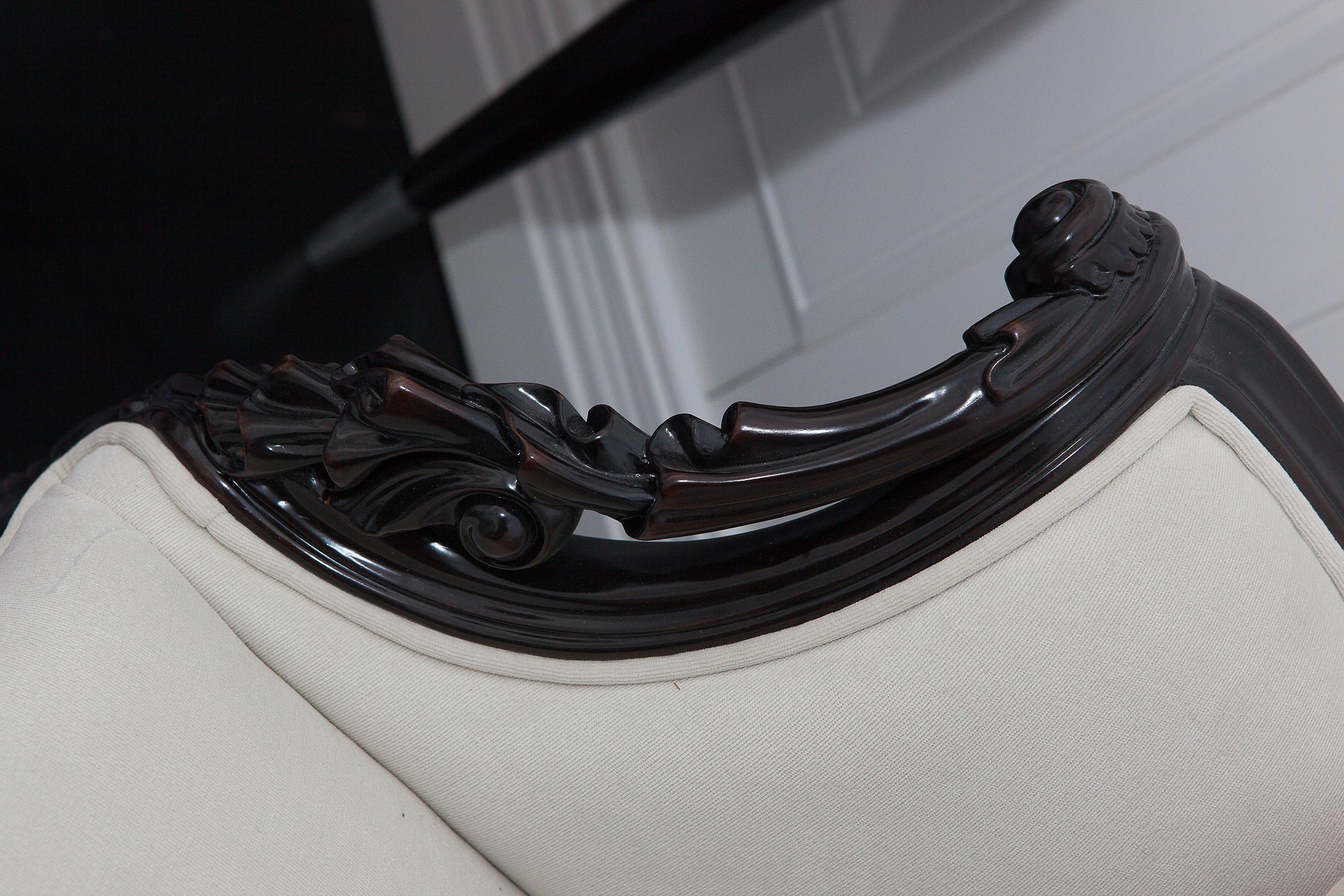 XXI secolo e contemporaneo Pouf in legno massiccio intagliato con finitura scura in stile neoclassico, rivestimento in Fabrice in vendita