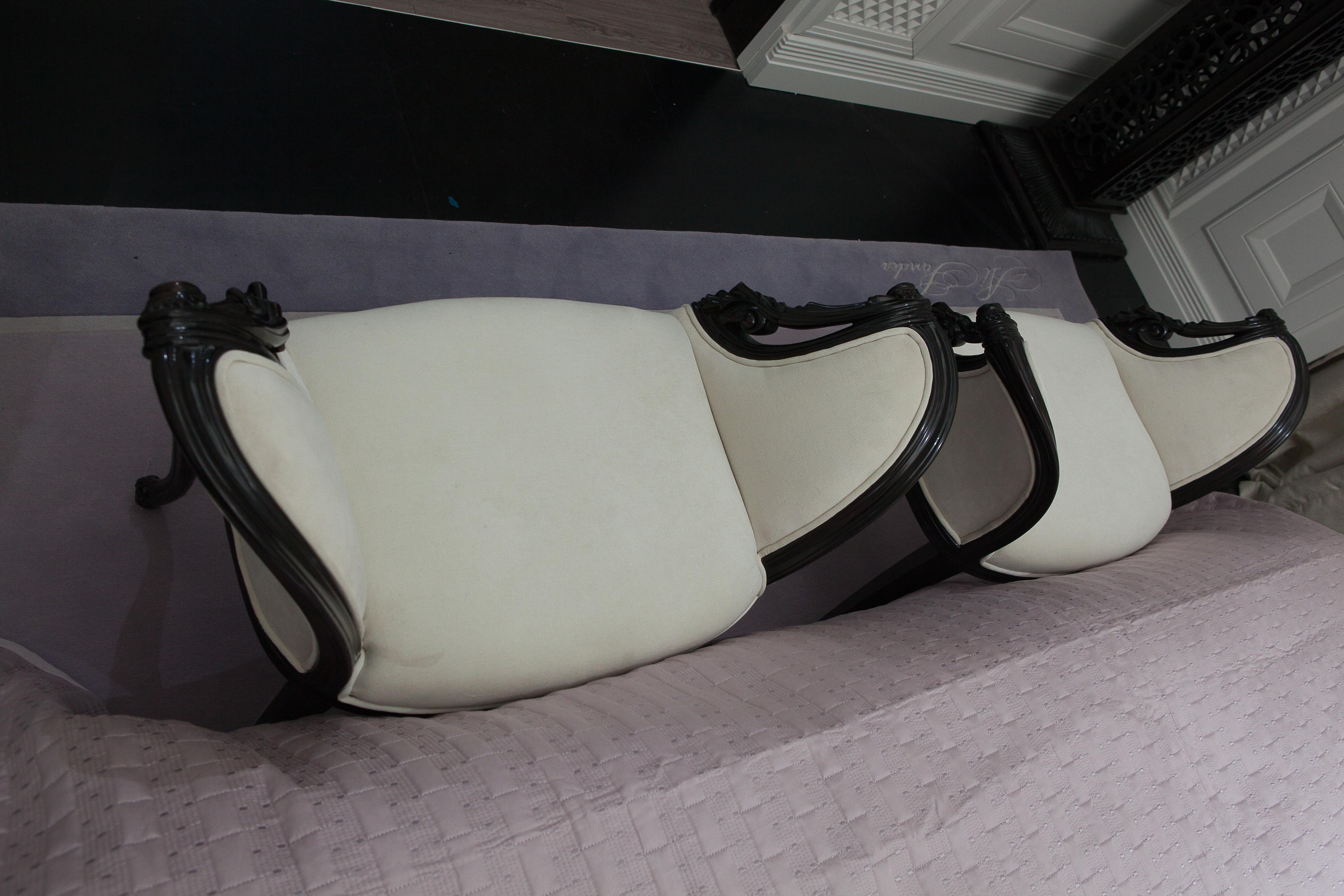 Pouf in legno massiccio intagliato con finitura scura in stile neoclassico, rivestimento in Fabrice in vendita 1