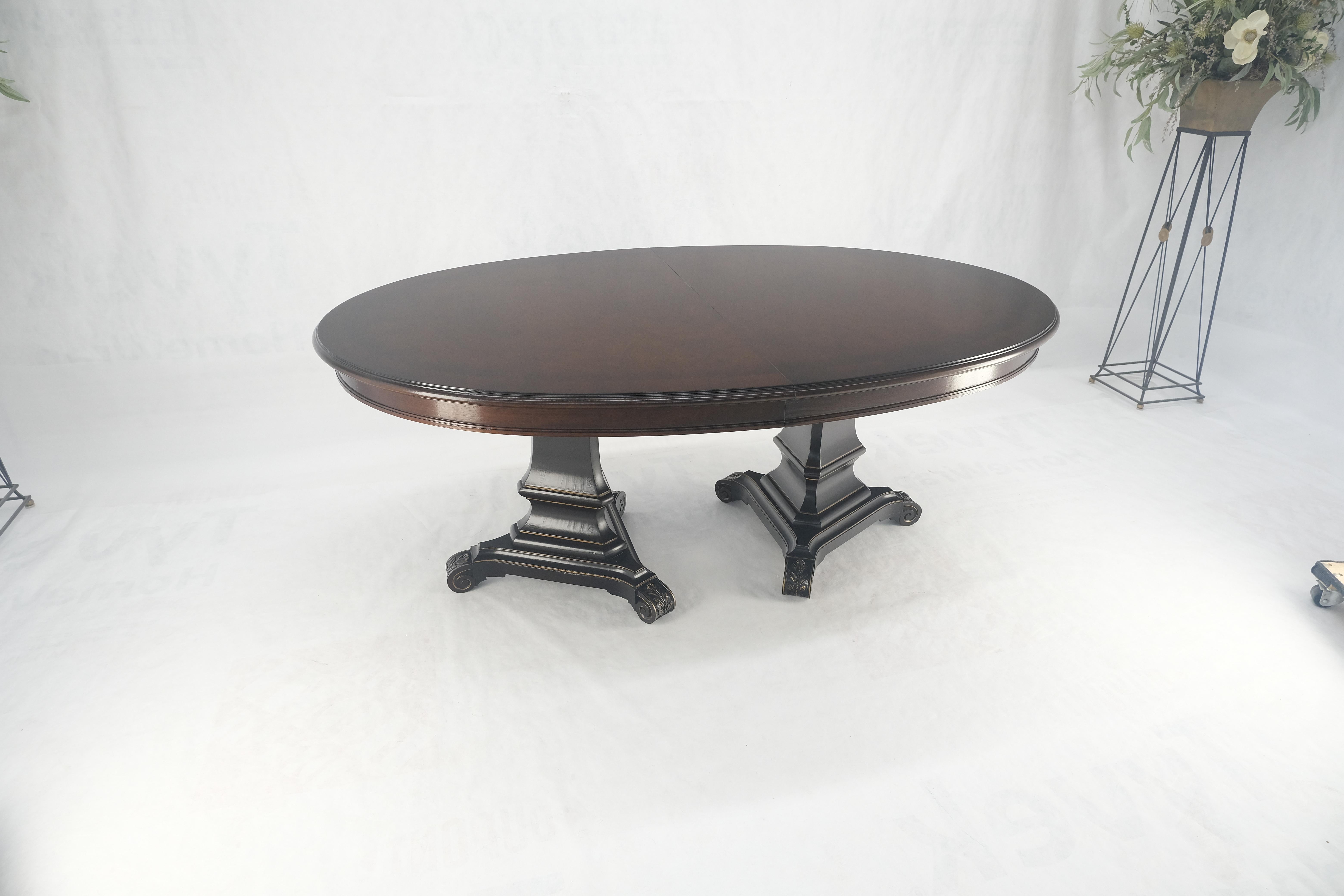 Américain Table de salle à manger ovale à double piédestal tripode en noyer flammé foncé, 3 abattants MINT ! en vente