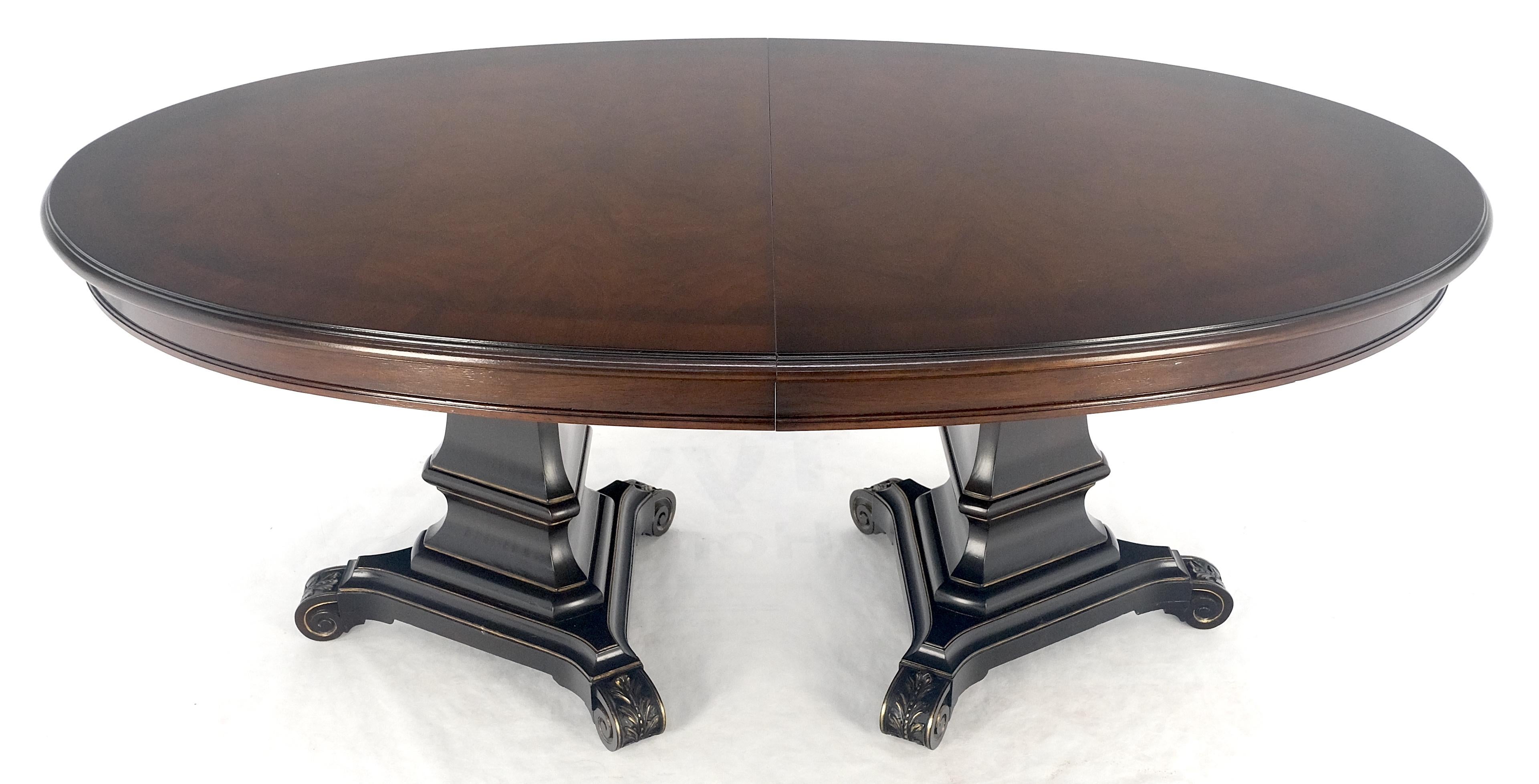 20ième siècle Table de salle à manger ovale à double piédestal tripode en noyer flammé foncé, 3 abattants MINT ! en vente