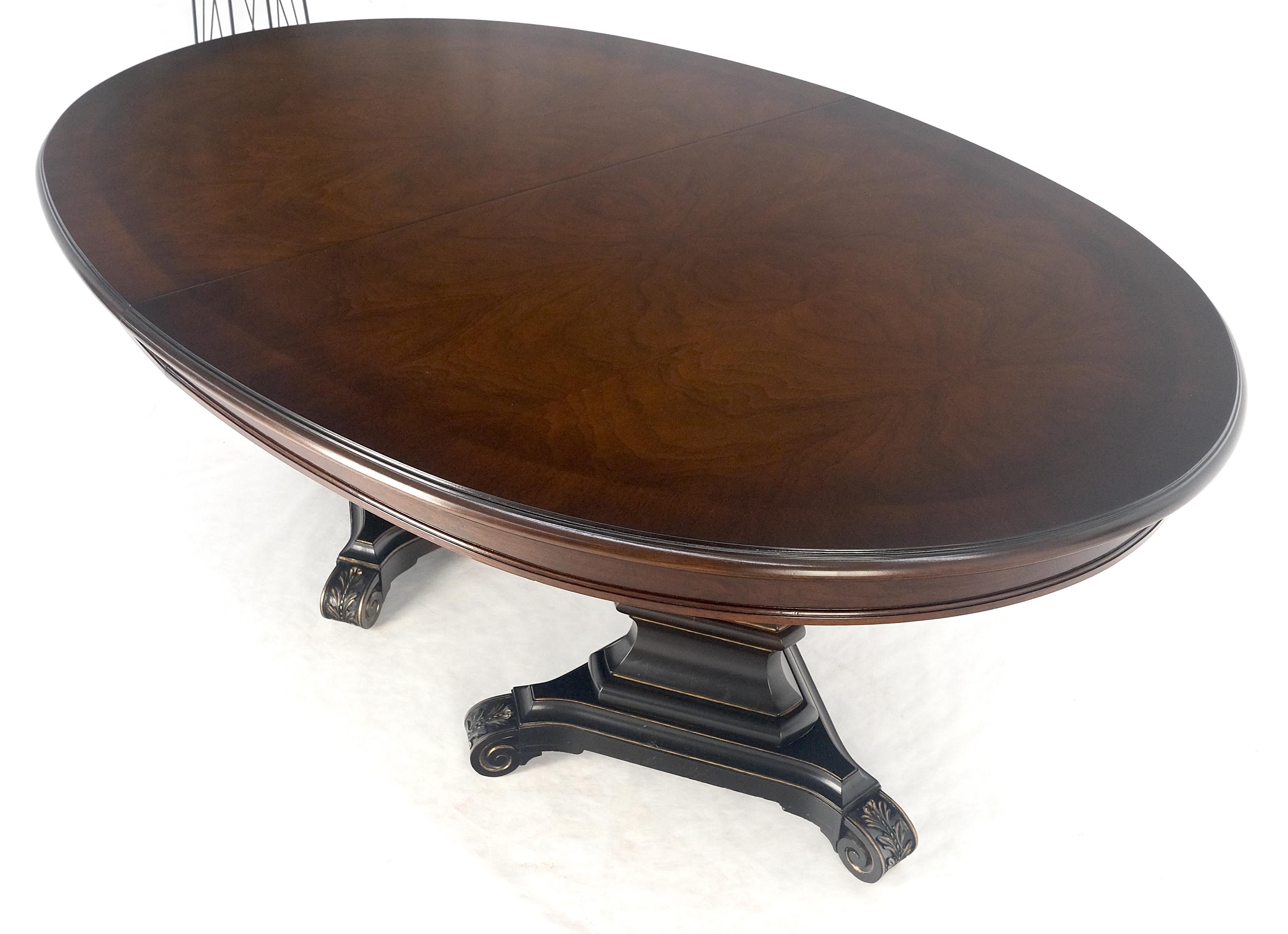 Noyer Table de salle à manger ovale à double piédestal tripode en noyer flammé foncé, 3 abattants MINT ! en vente