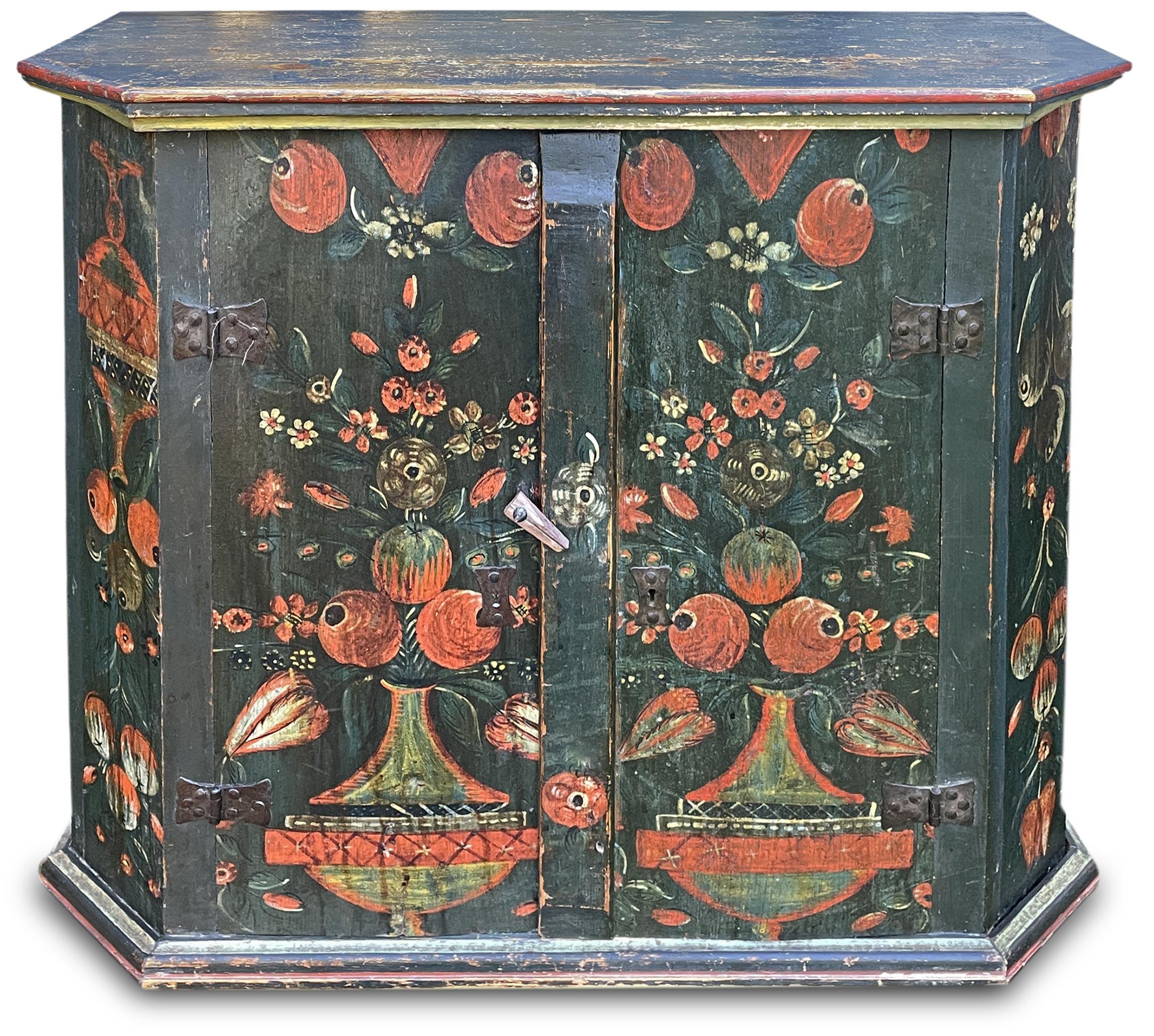 Small sideboard painted with two doors in fir wood.
19th century.
The piece of furniture was subsequently restored at the beginning of the 1900s, a period in which some changes were made.