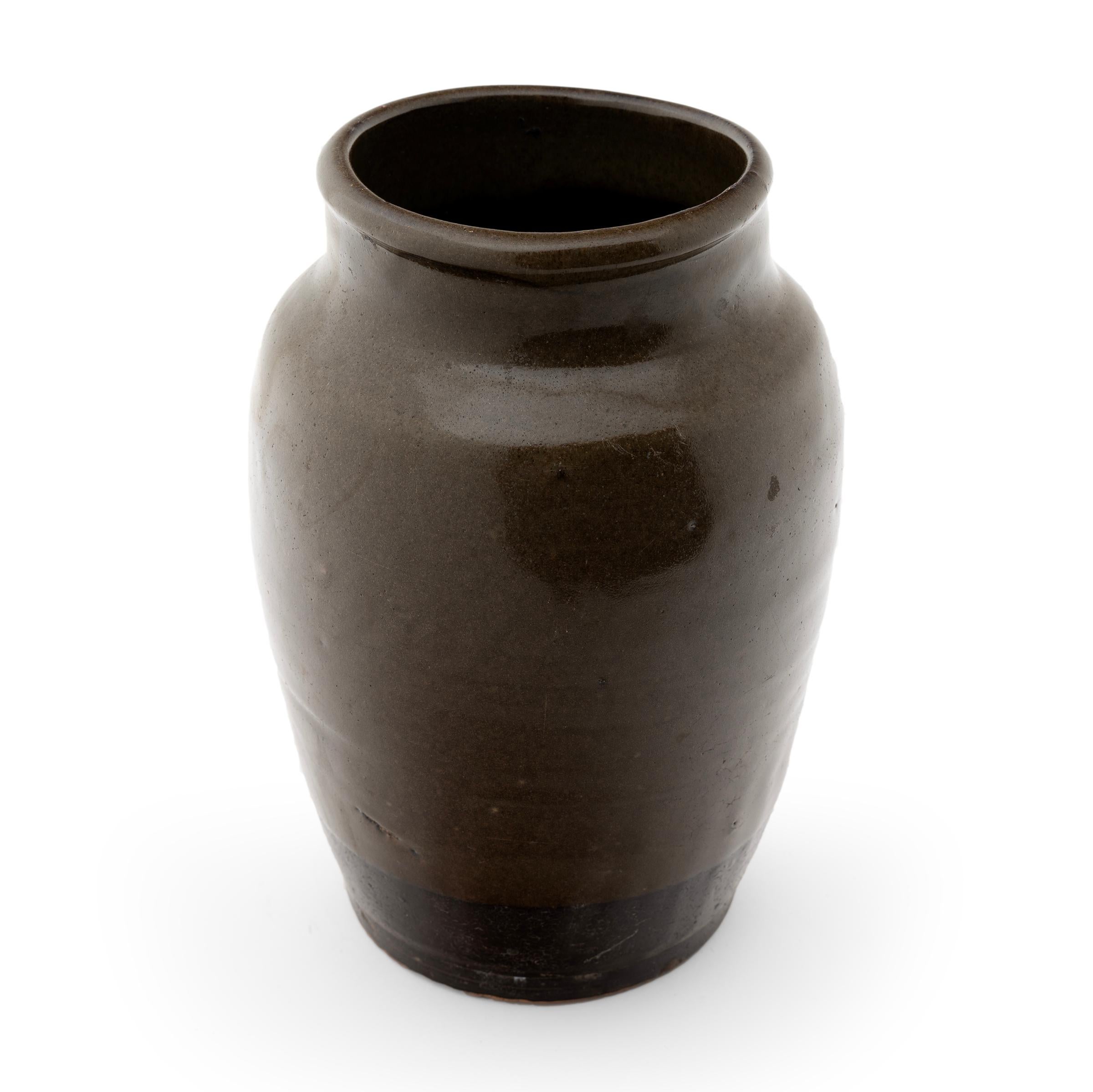 Dark Glazed Chinese Kitchen Jar, circa 1900 In Good Condition For Sale In Chicago, IL