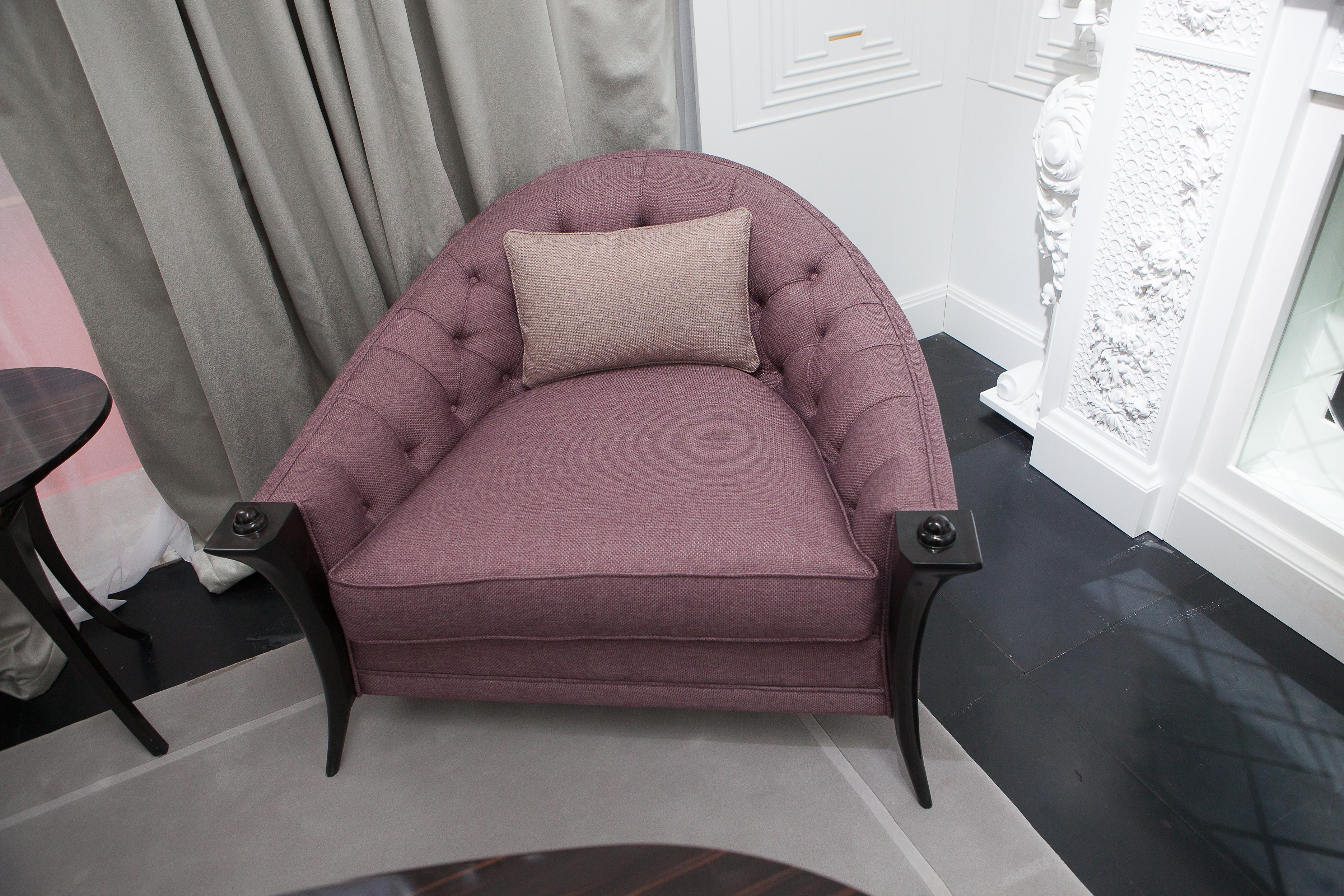 Poltrona moderna grande con finitura lucida scura, rivestimento in Fabrice in vendita 3