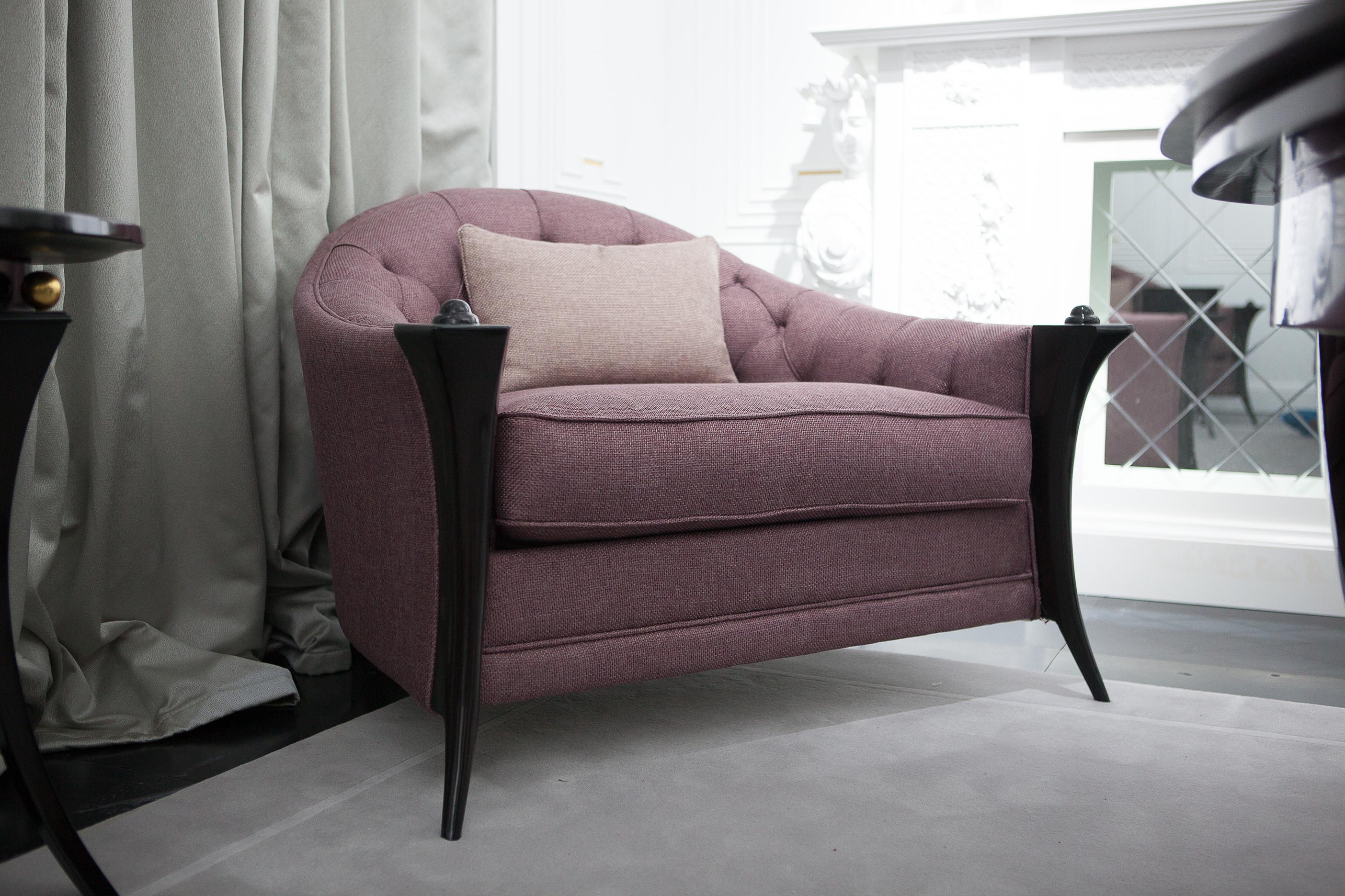 Moderno Poltrona moderna grande con finitura lucida scura, rivestimento in Fabrice in vendita