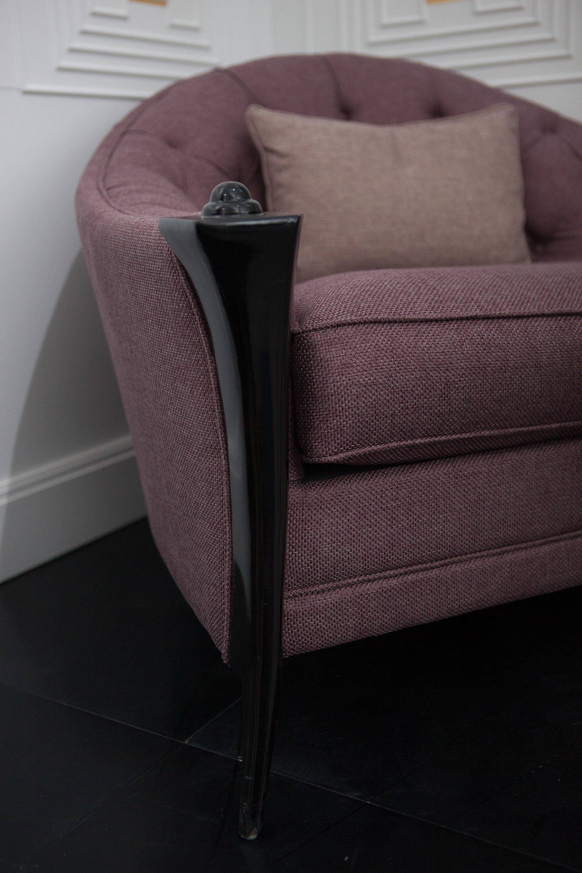 Hong Kong Poltrona moderna grande con finitura lucida scura, rivestimento in Fabrice in vendita