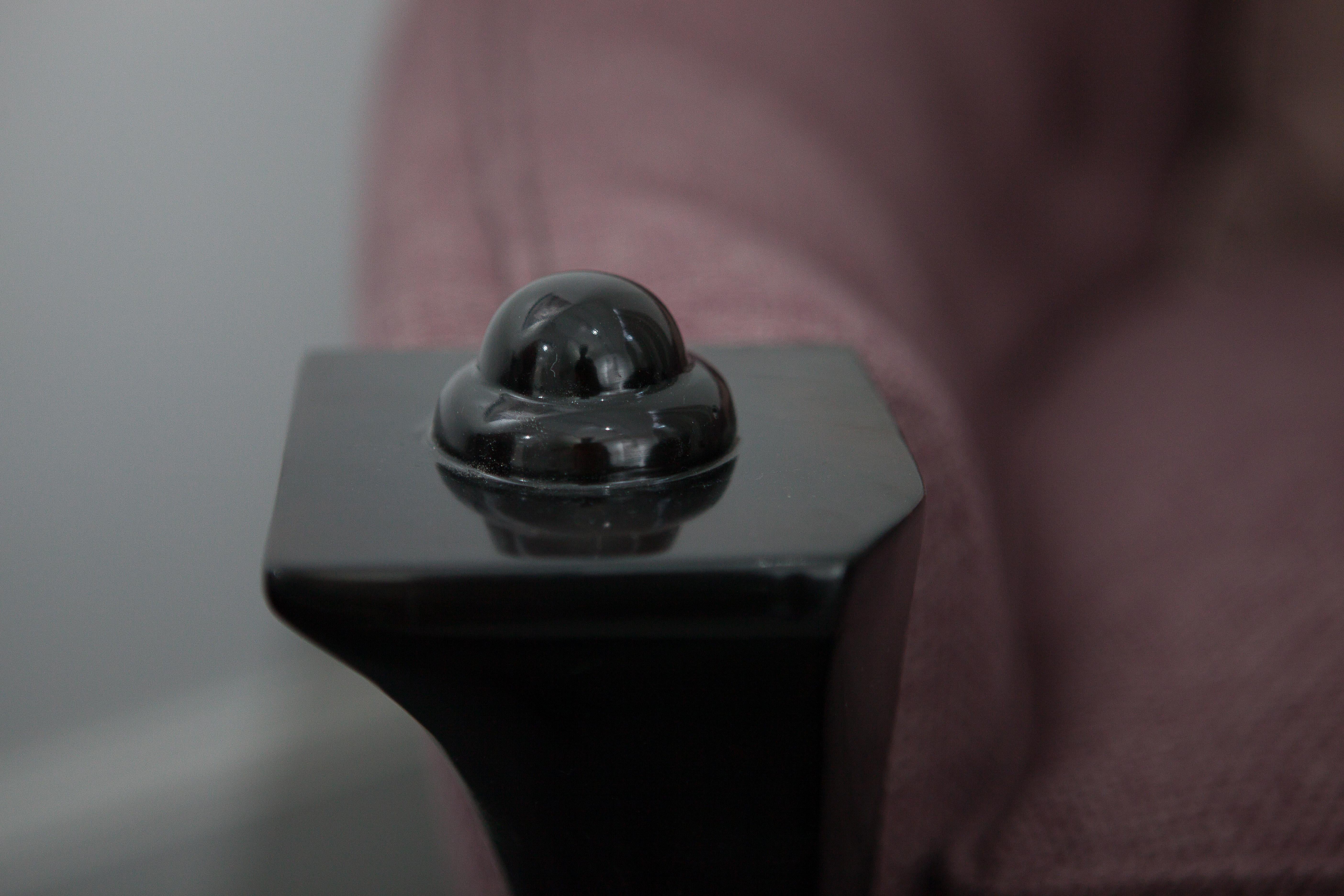 Intagliato a mano Poltrona moderna grande con finitura lucida scura, rivestimento in Fabrice in vendita