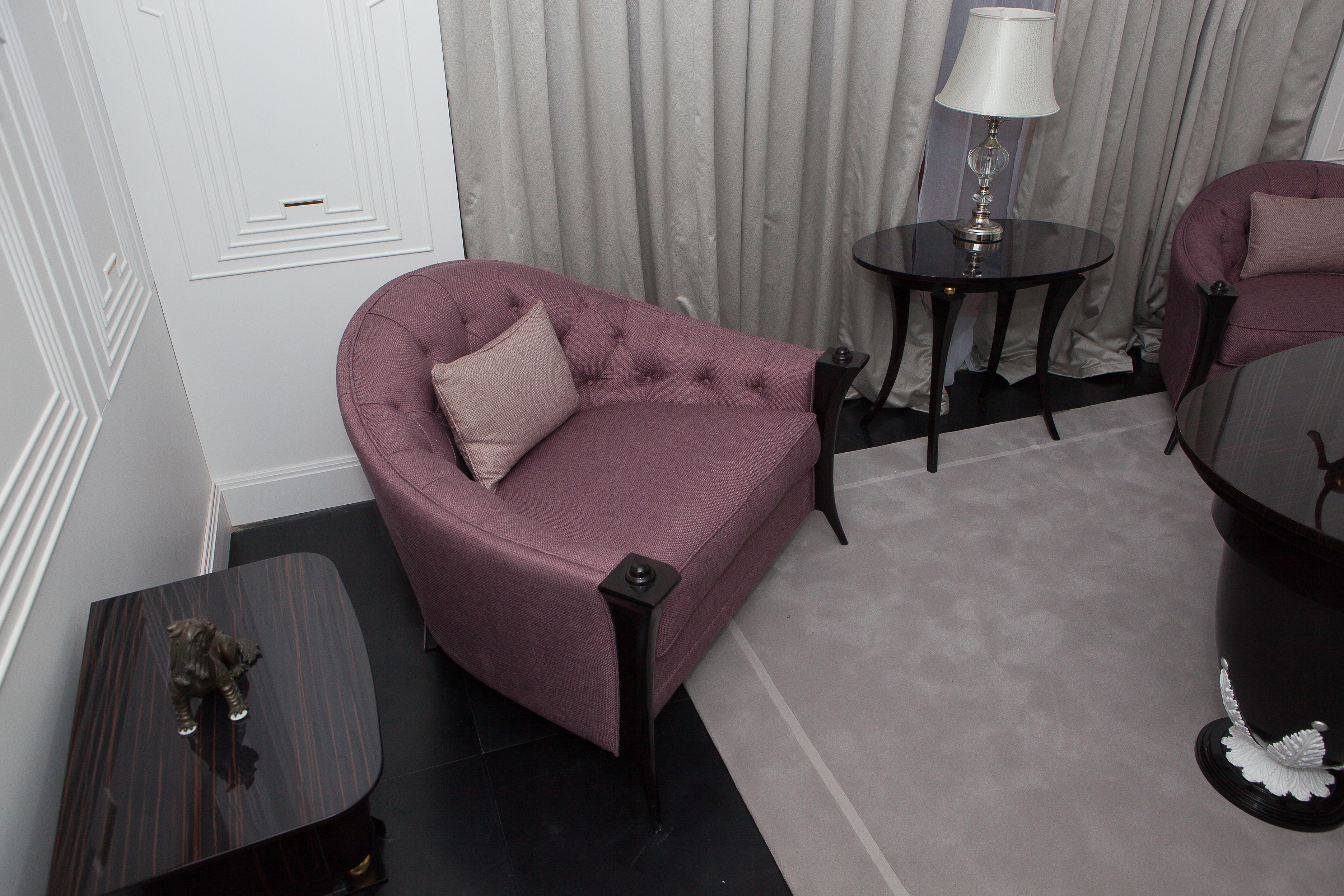 Poltrona moderna grande con finitura lucida scura, rivestimento in Fabrice in vendita 1