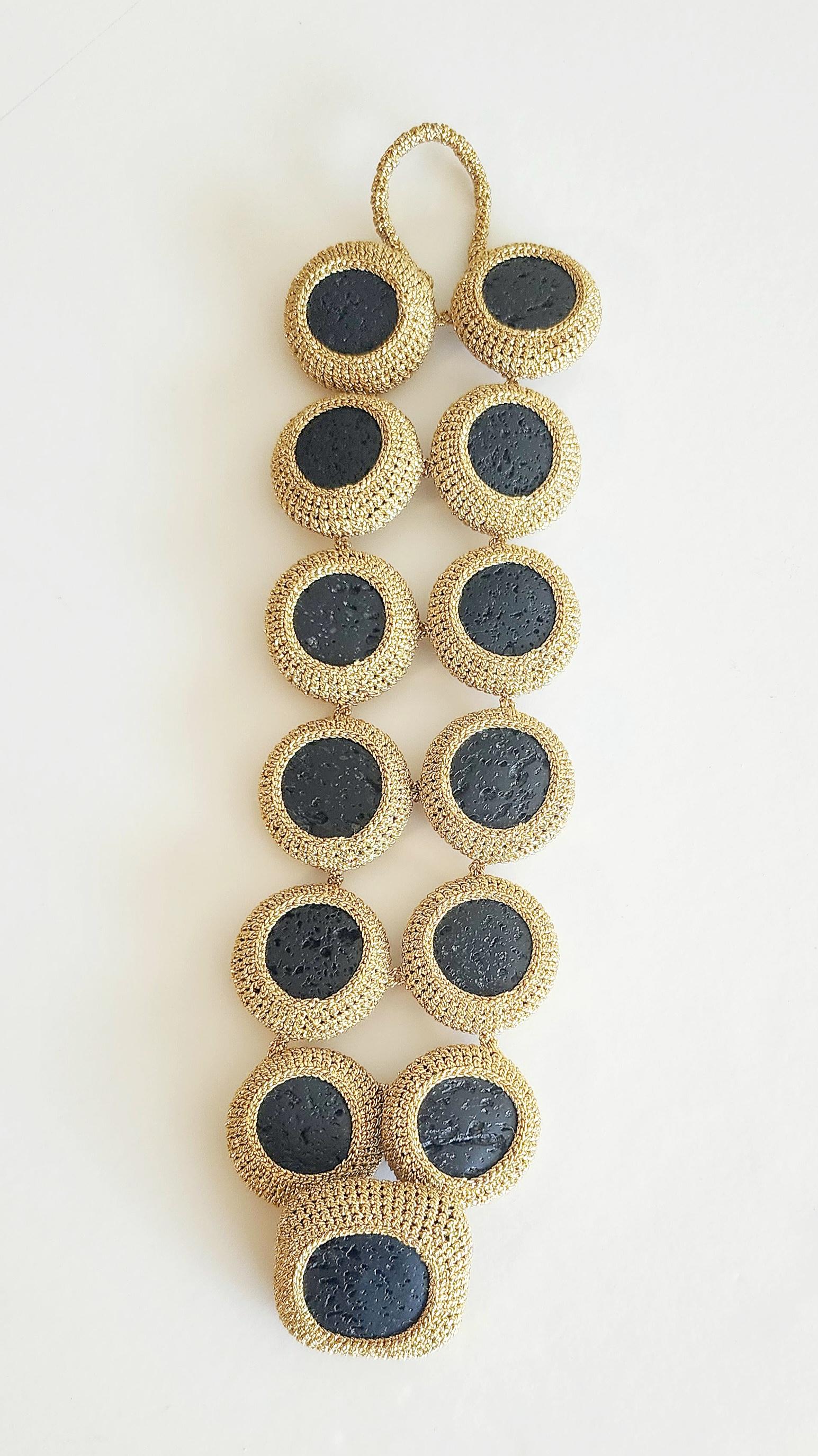 Bracelet crocheté en fil doré foncé et en lave naturelle noire Neuf - En vente à Kfar Sava, IL