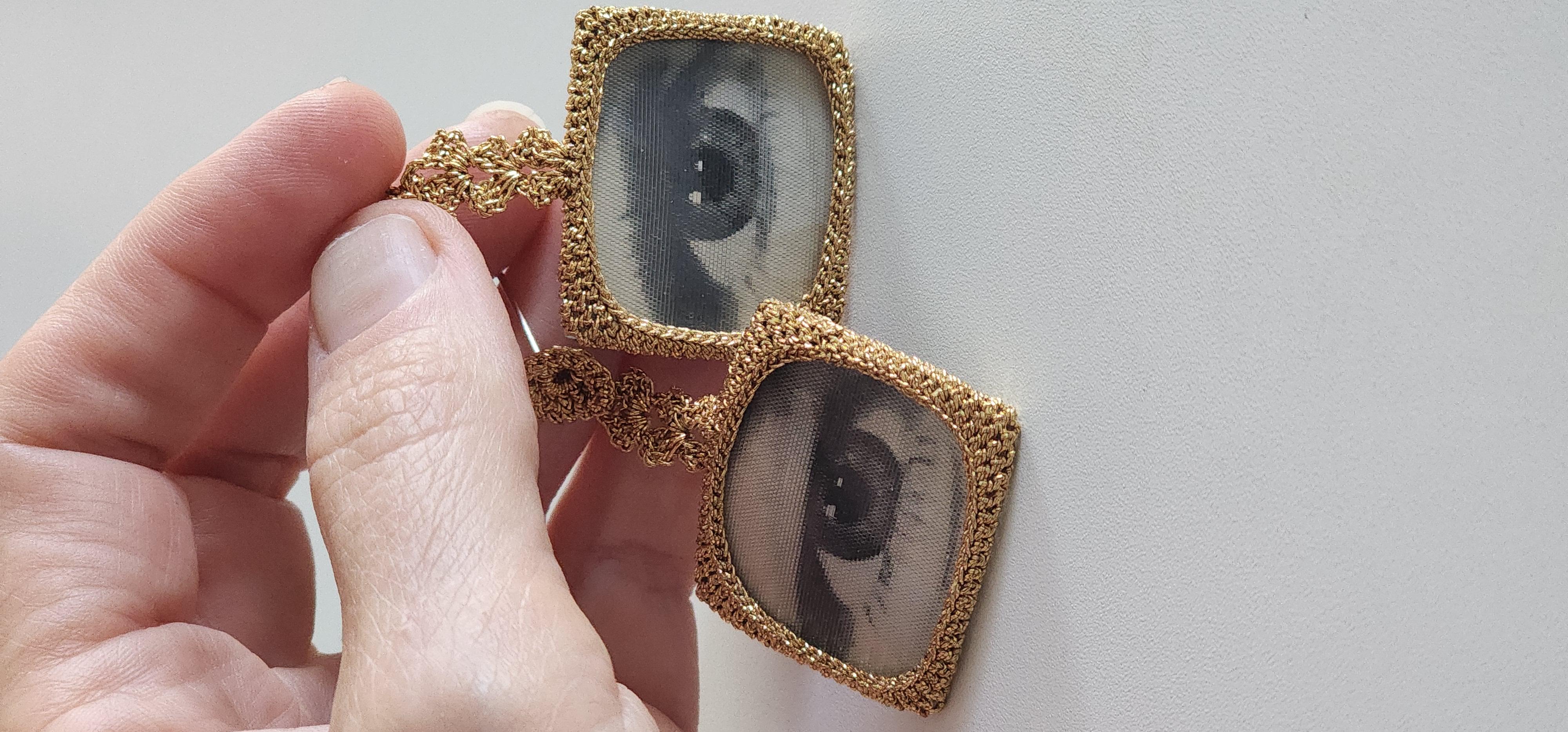 Pendientes de ganchillo de hilo dorado oscuro Ojos Imágenes lenticulares en venta 1