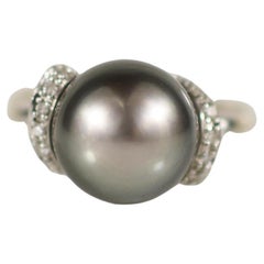 Perla "nera" grigio scuro con sfumature viola in un anello in oro bianco 14K