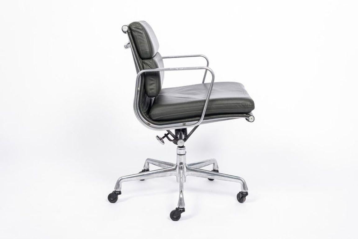 Cette authentique chaise de bureau en cuir gris Eames for Herman Miller Soft Pad Management Height de la Collection Aluminium Group a été fabriquée dans les années 2000. Cette chaise de bureau classique et moderne du milieu du siècle a été
