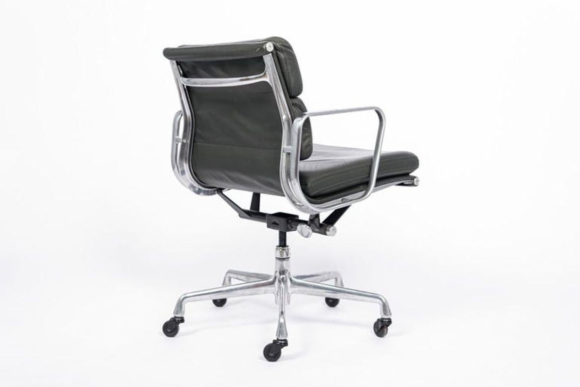 Mid-Century Modern Fauteuil de bureau en cuir gris foncé Eames pour Herman Miller Aluminum Group en vente