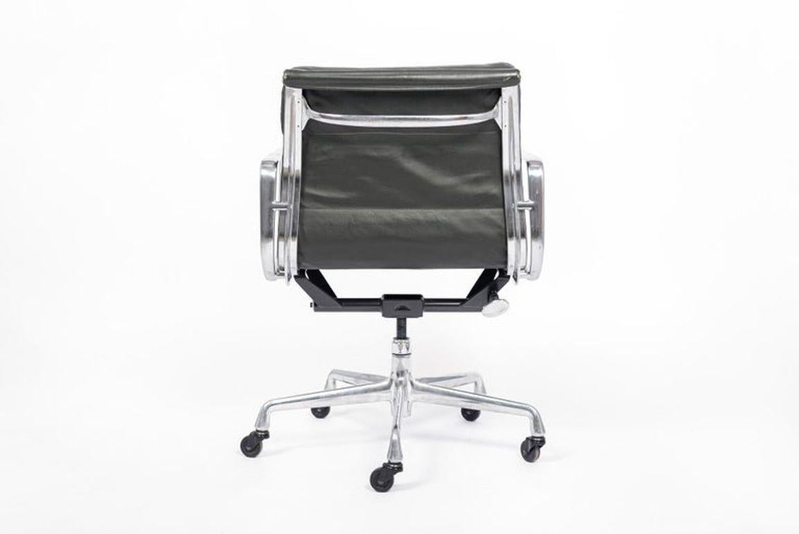 Américain Fauteuil de bureau en cuir gris foncé Eames pour Herman Miller Aluminum Group en vente