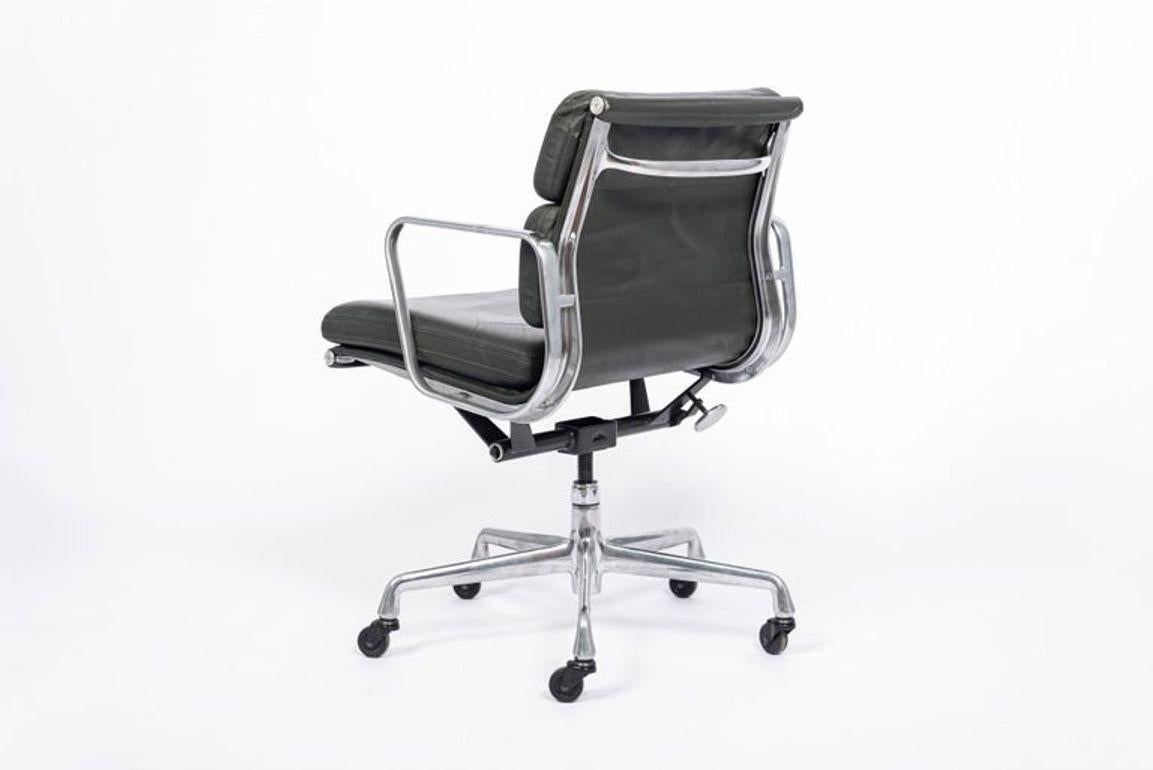 Fauteuil de bureau en cuir gris foncé Eames pour Herman Miller Aluminum Group Bon état - En vente à Detroit, MI