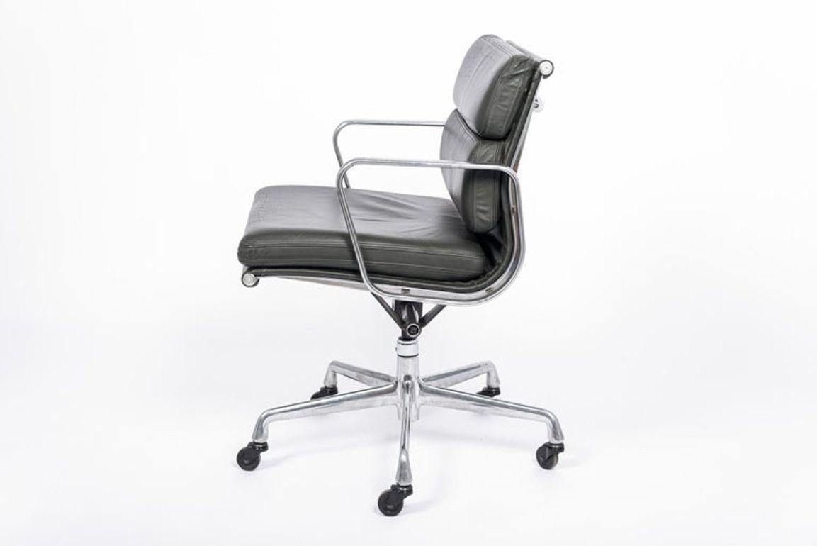 XXIe siècle et contemporain Fauteuil de bureau en cuir gris foncé Eames pour Herman Miller Aluminum Group en vente