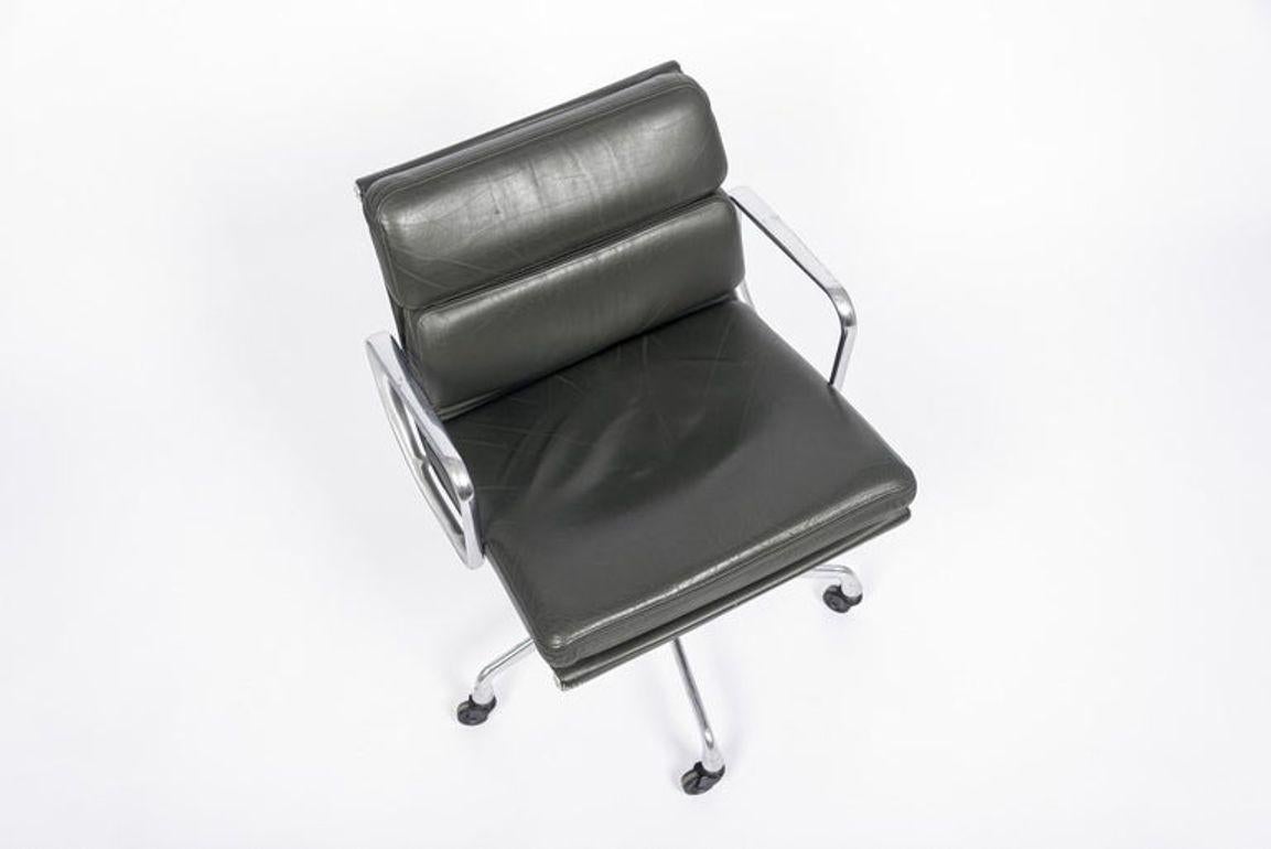 Aluminium Fauteuil de bureau en cuir gris foncé Eames pour Herman Miller Aluminum Group en vente