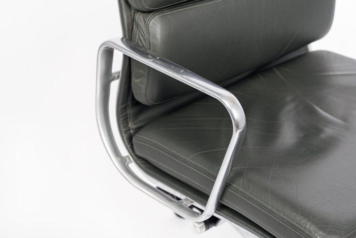Fauteuil de bureau en cuir gris foncé Eames pour Herman Miller Aluminum Group en vente 1
